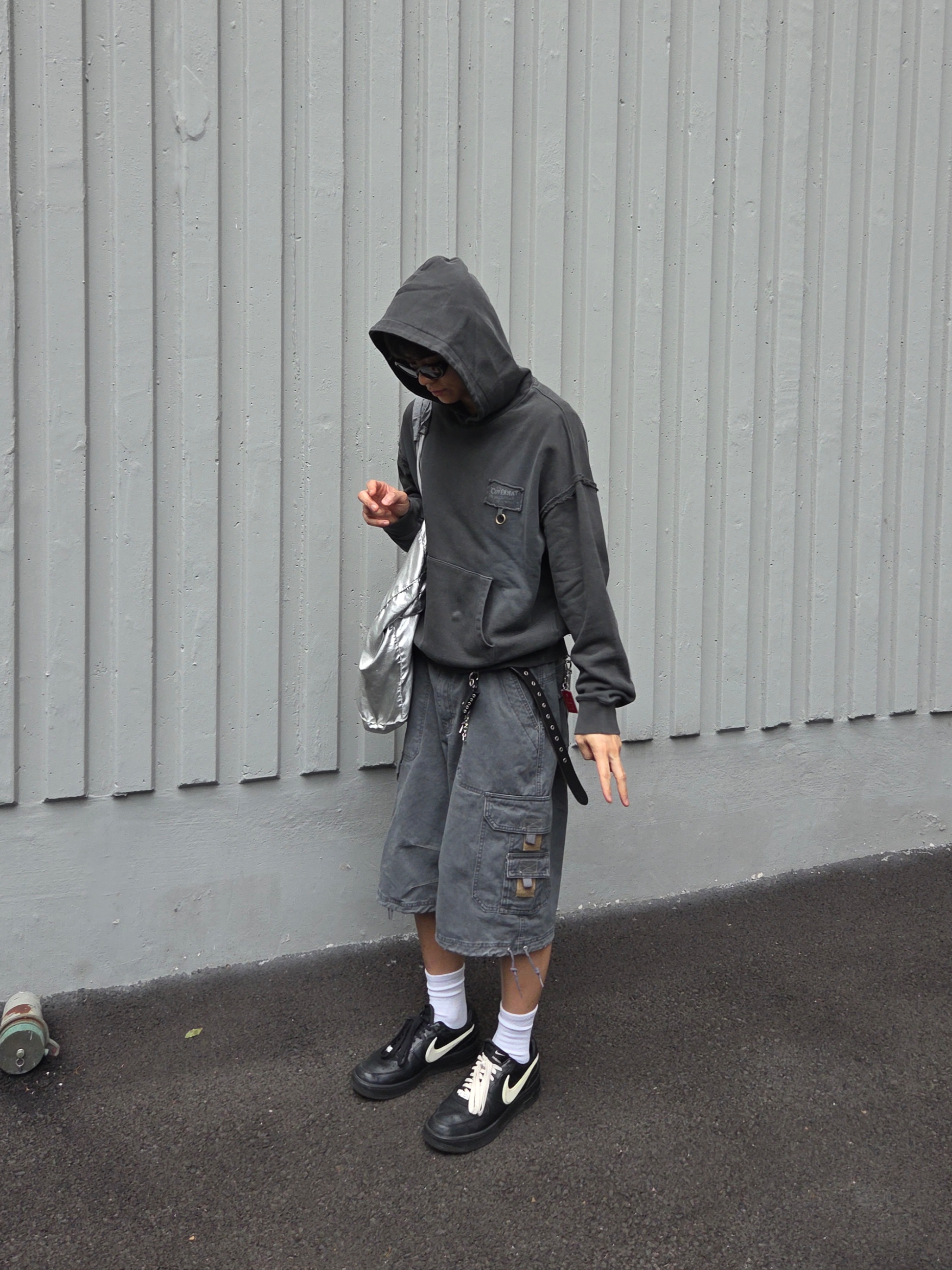 ALEXII Too Much Keyring Ver.2, Nike x Ambush Air Force 1 Low SP Black 착용 스타일 - 1