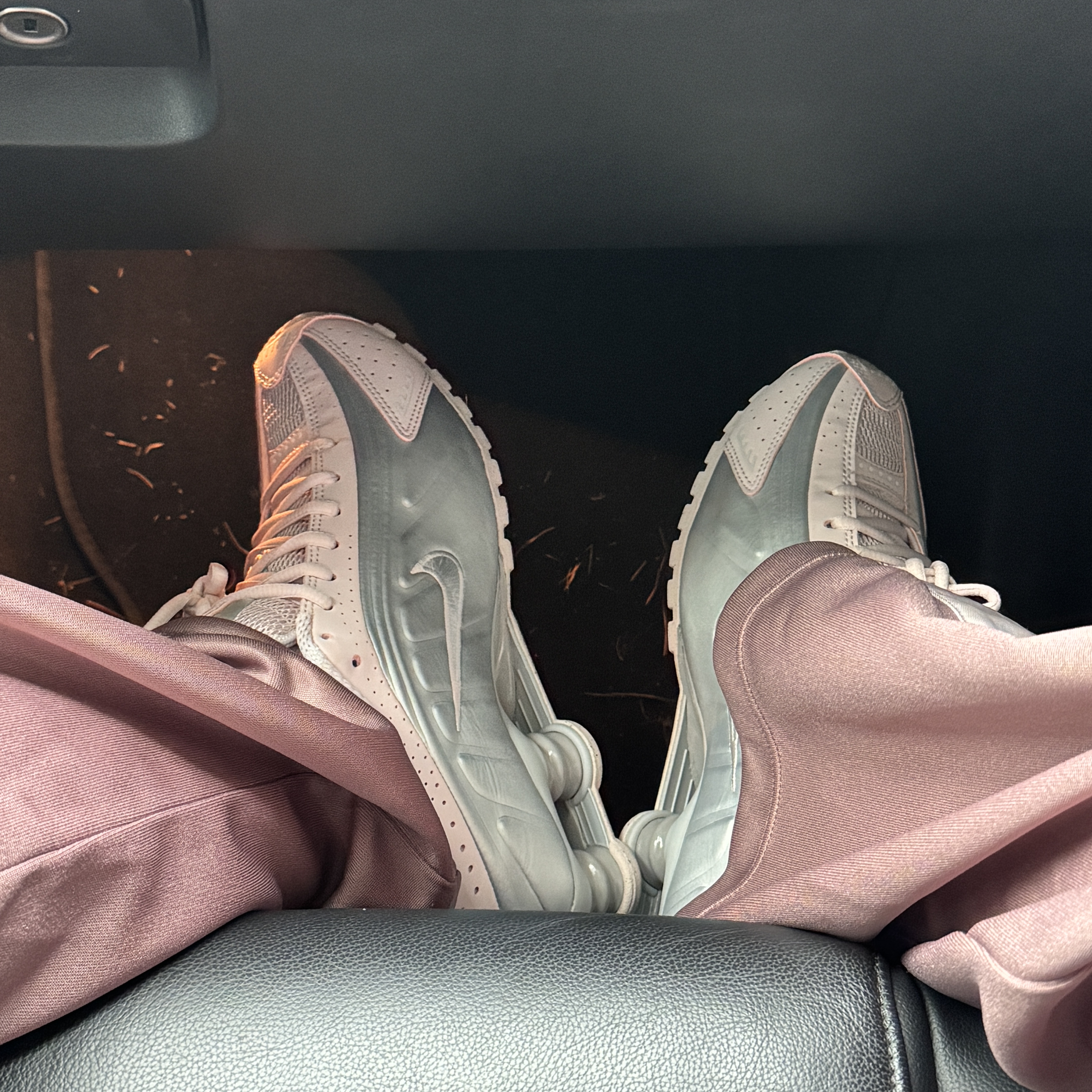 (W) Nike Shox R4 Barely Rose Metallic Platinum 착용 스타일 - 2