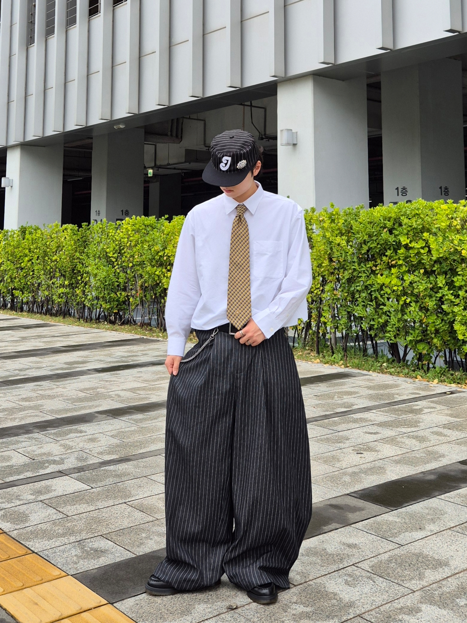 Dr. Martens Adrian Smooth Black 착용 스타일 - 1