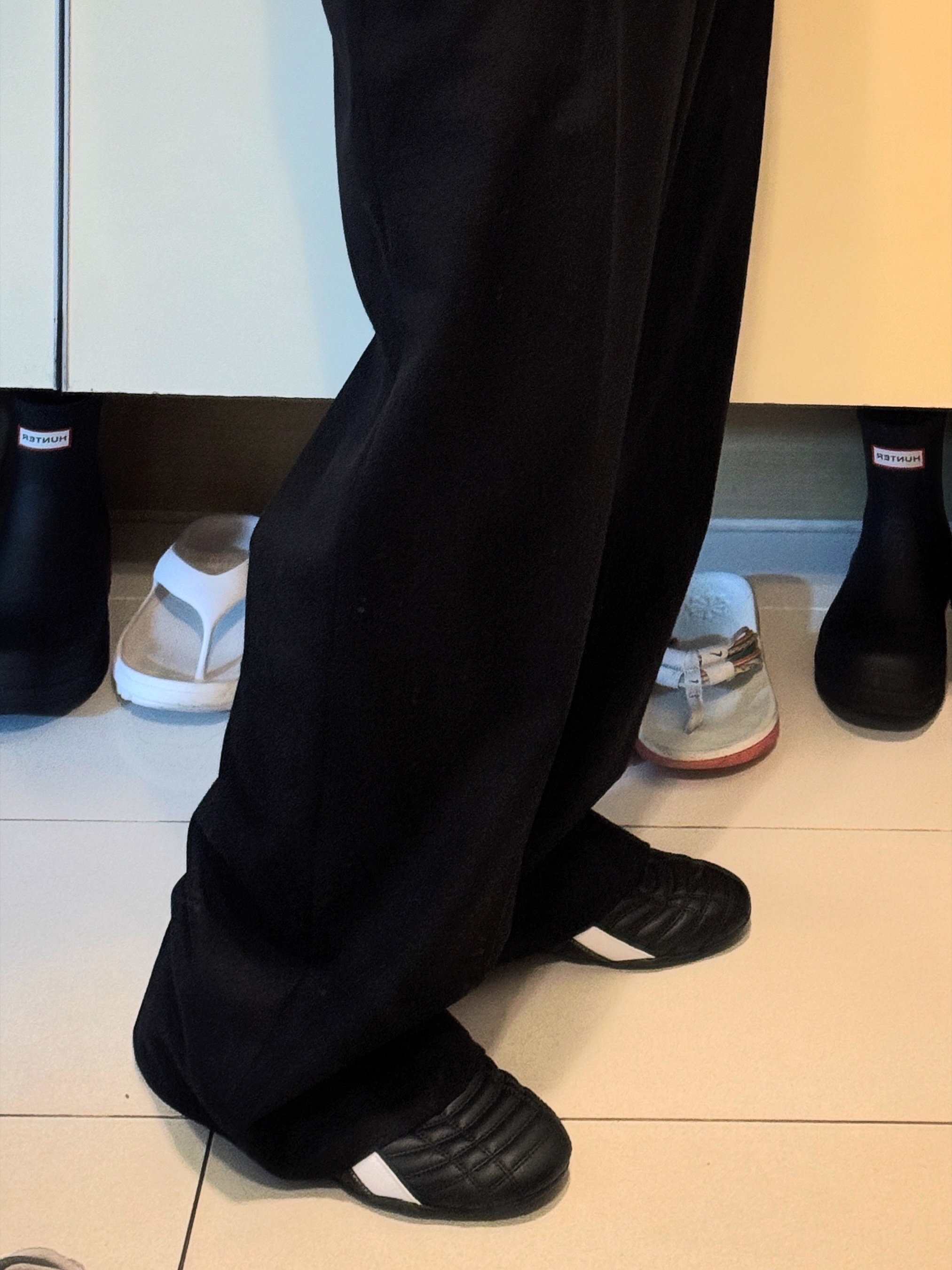 Balenciaga Zen Sneakers Black White 착용 스타일 - 1