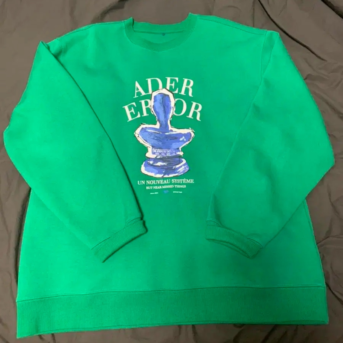 Ader Error Portrait Trophy Logo Sweatshirt Green 착용 스타일