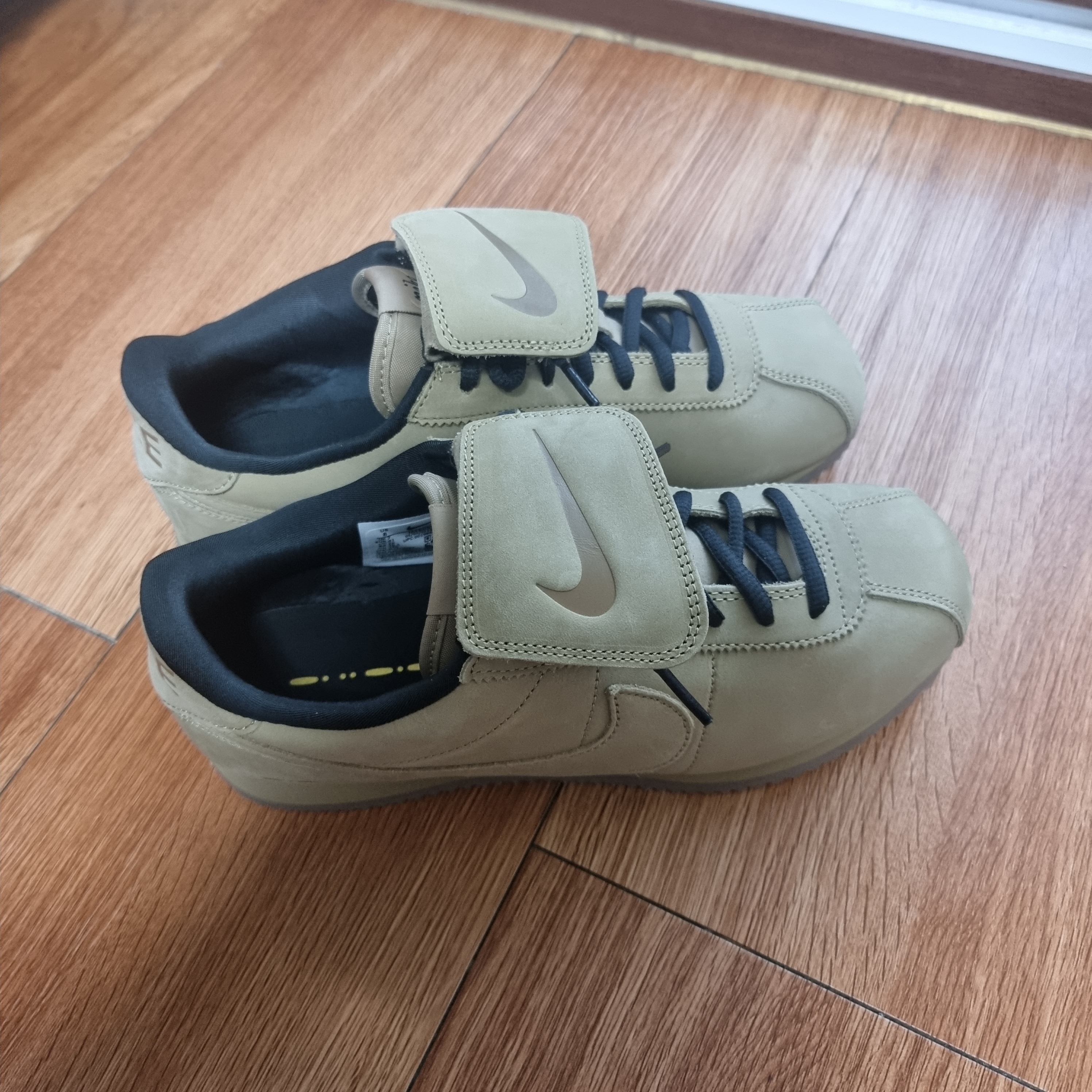 Nike Cortez Leather SE Parachute Beige Off Noir 착용 스타일 - 3