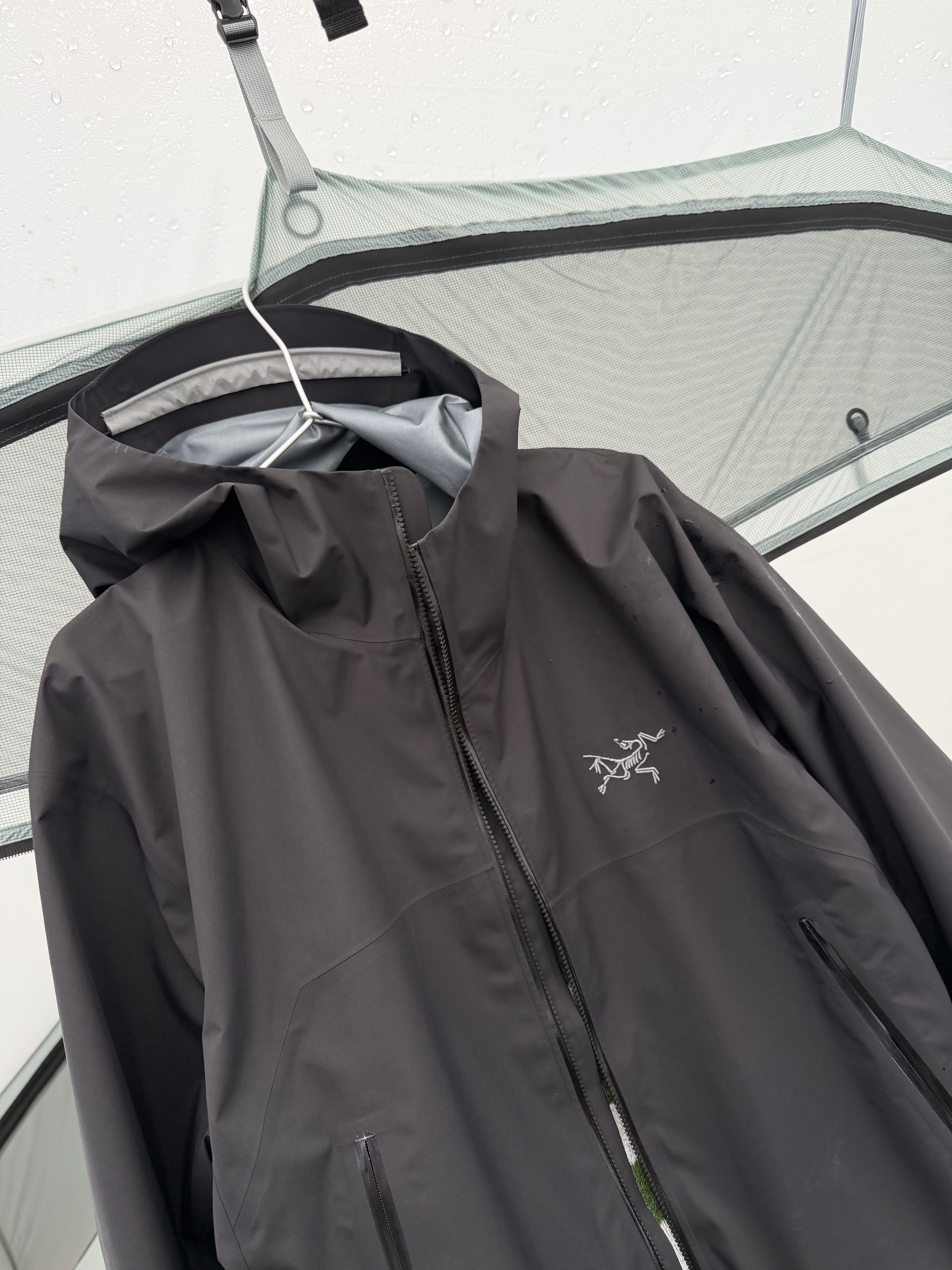 Arc'teryx Beta SL Jacket Black 착용 스타일