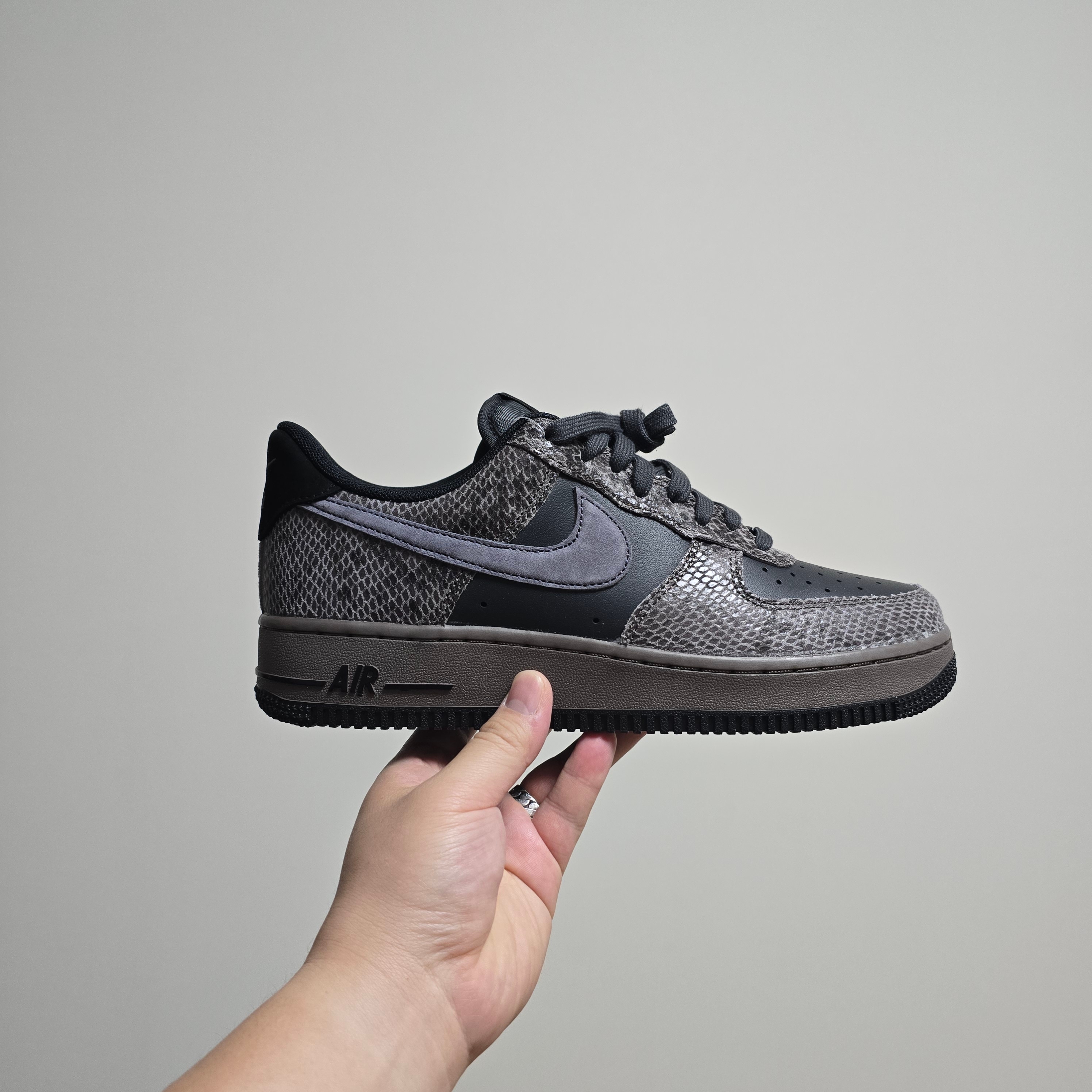 Nike Air Force 1 Low Snakeskin Off Noir Light Carbon 착용 스타일