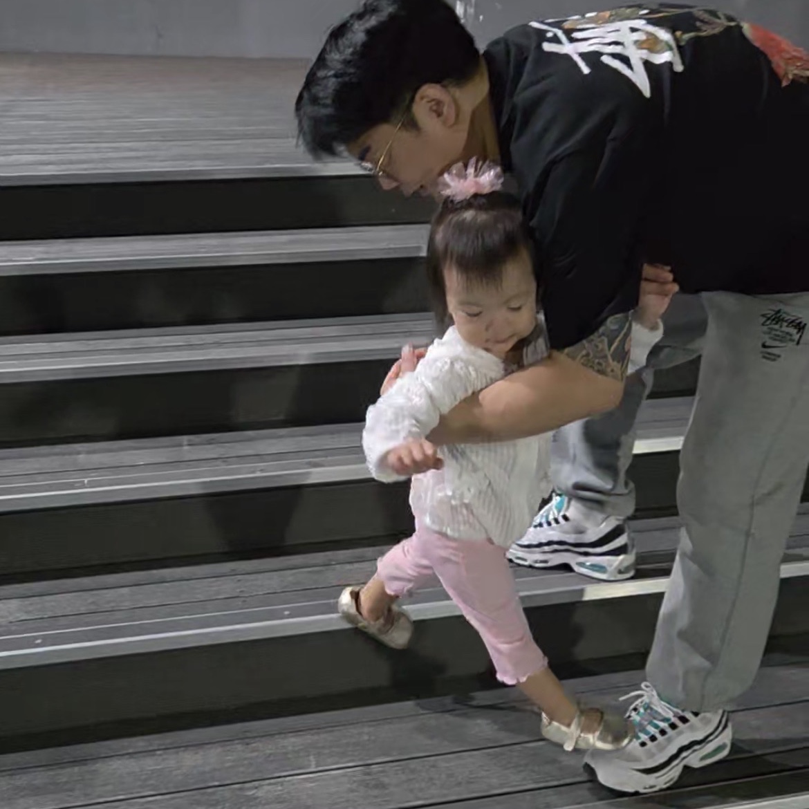 Stussy Withered Flower T-Shirt Black, Nike Air Max 95 OG White and Black 착용 스타일