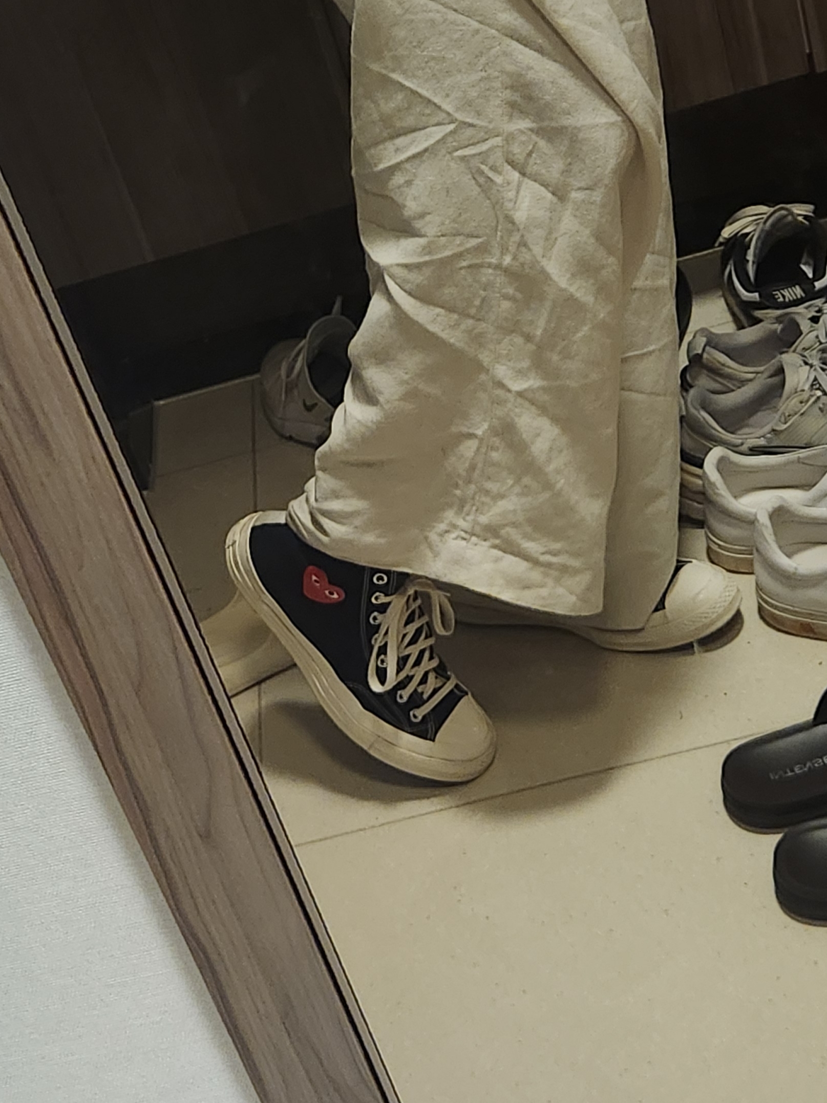 Converse x Play Comme des Garcons Single Heart Chuck 70 Hi Black 착용 스타일 - 2