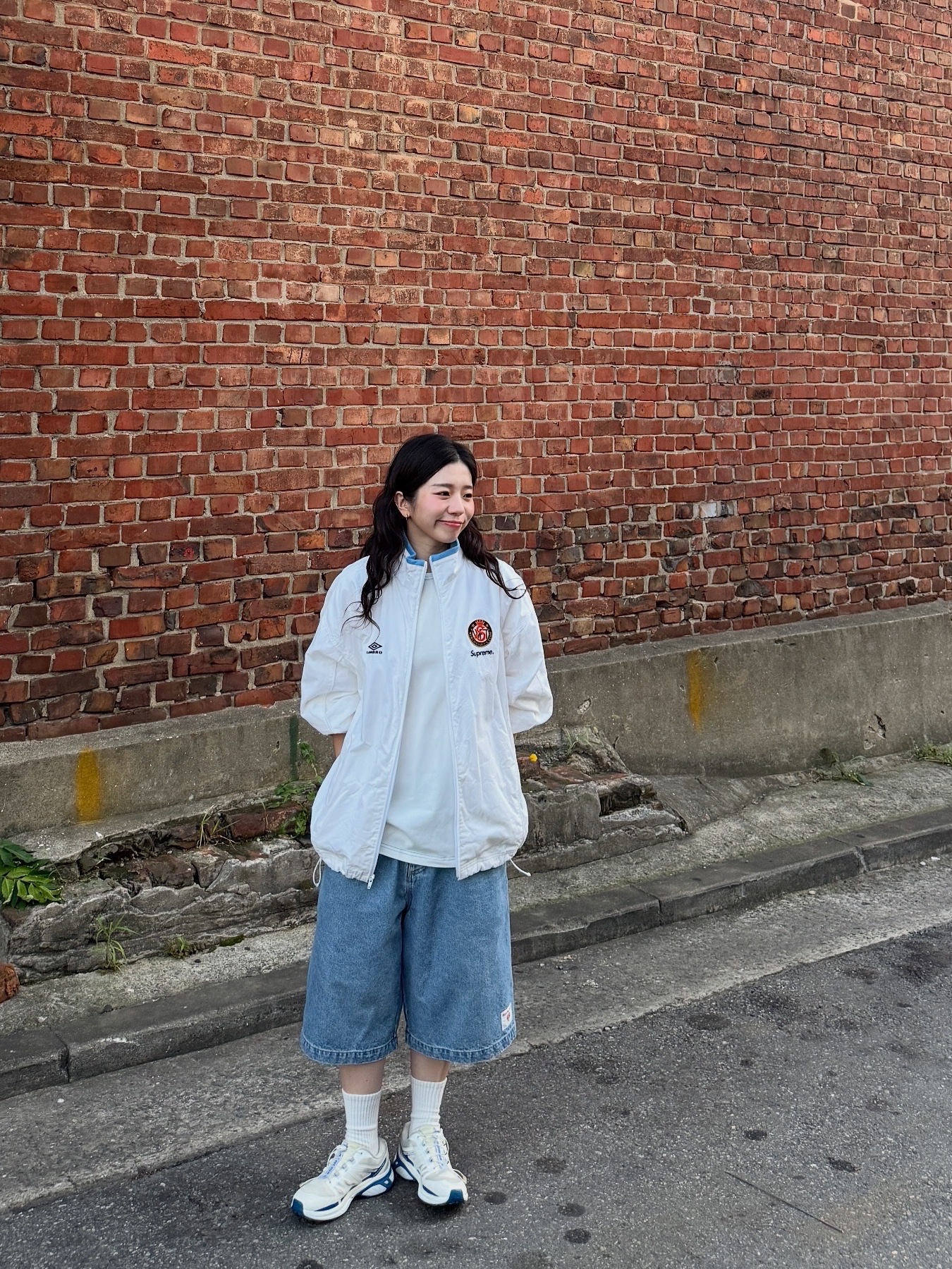 Supreme x Umbro Cotton Ripstop Track Jacket White - 23FW, Human Made Denim Painter Shorts Indigo 착용 스타일 - 3