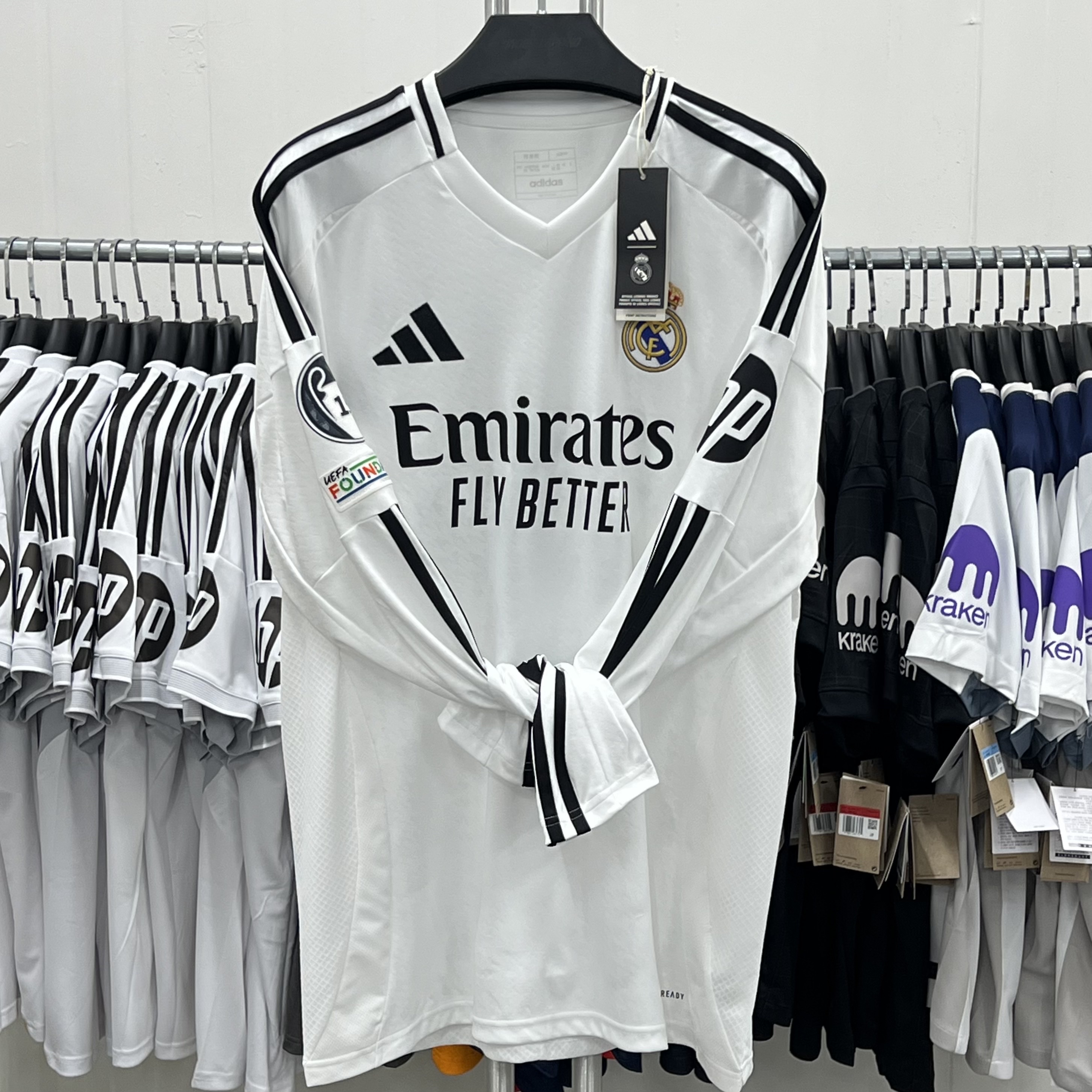 Adidas Real Madrid 2024/25 3rd Jersey Charcoal - KR Sizing (Non Marking Ver.), Adidas Real Madrid 2025/26 Home Jersey White - KR Sizing (Non Marking Ver.) 착용 스타일 - 2