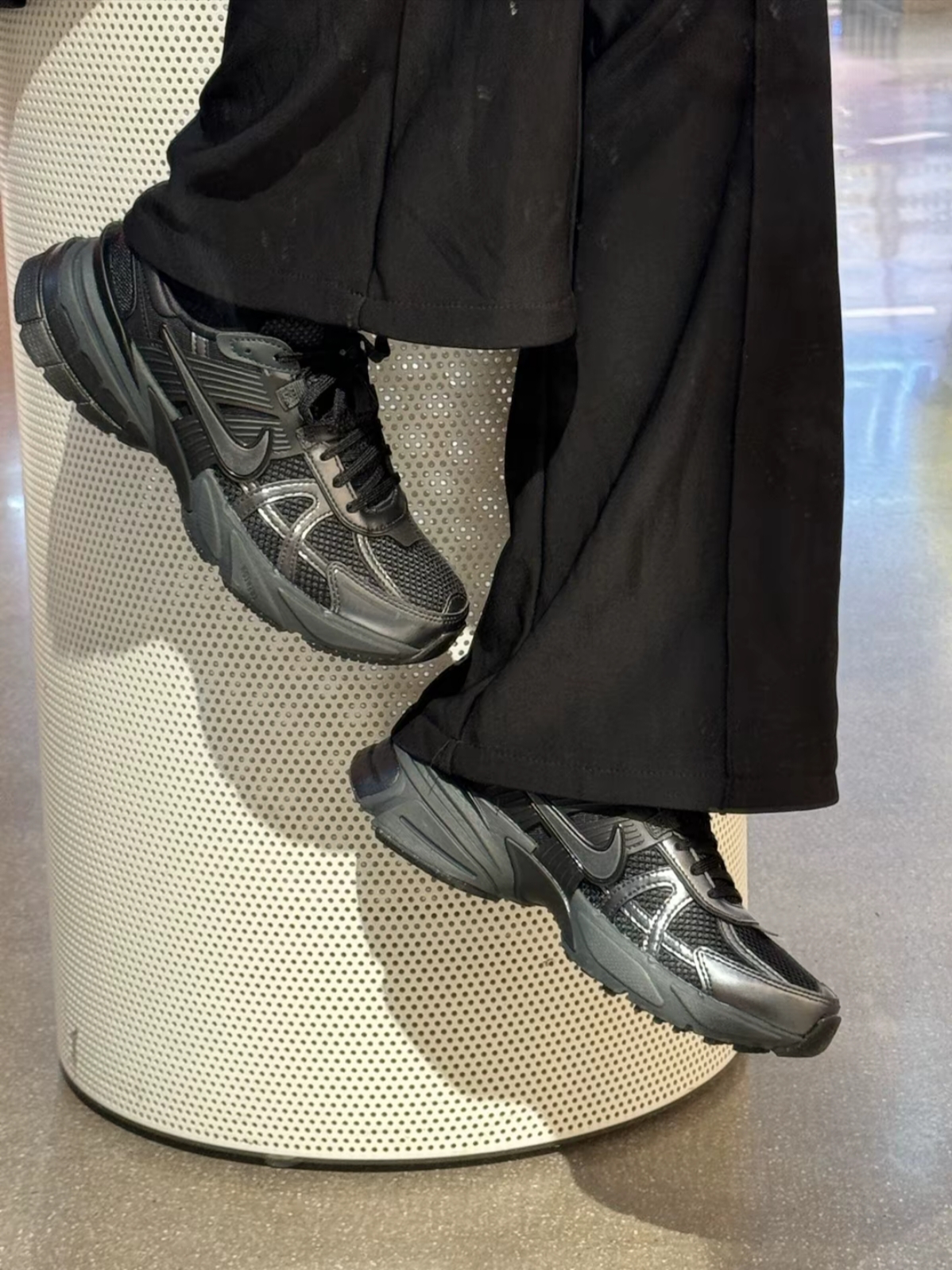 Nike V2K Run Black Anthracite 착용 스타일
