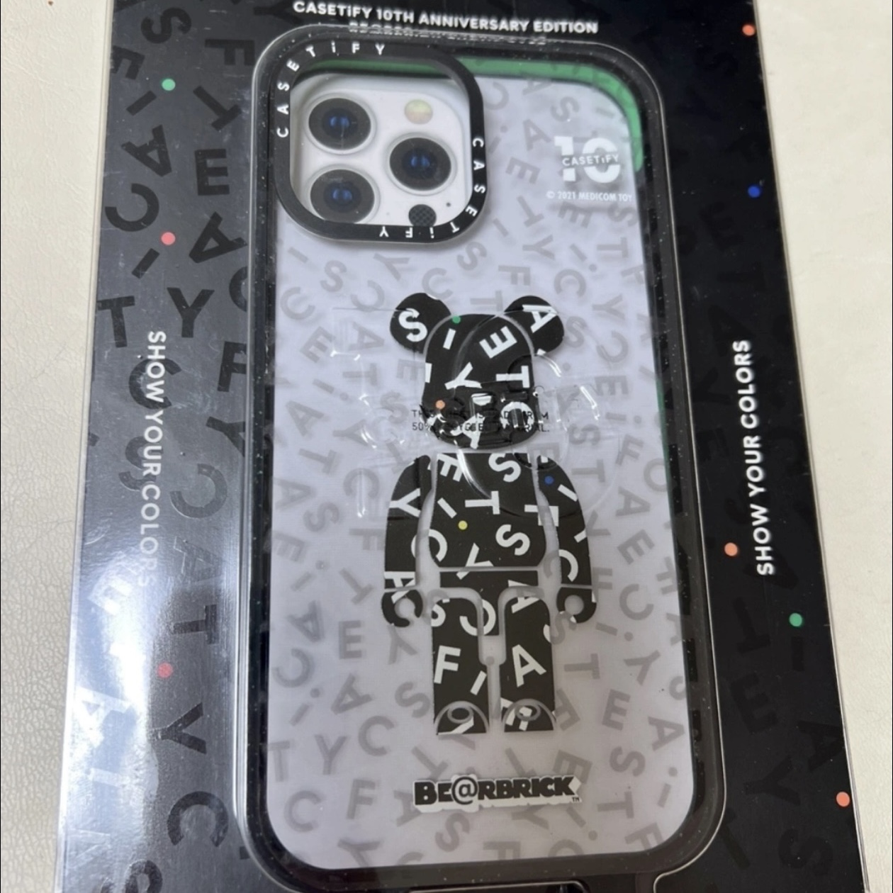 Casetify x Bearbrick 10th Anniversary Monogram Impact iPhone Case Clear Black 착용 스타일 - 1