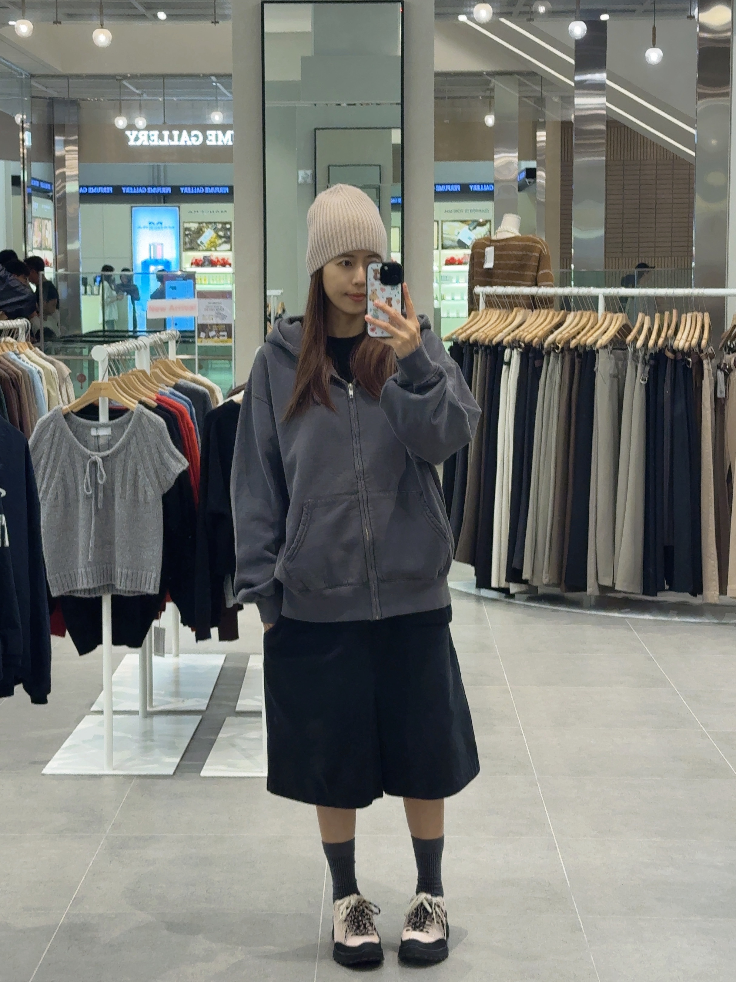 Supreme Overdyed Small Box Zip Up Hooded Sweatshirt Black - 24SS, SATUR X KEEN JASPER ZIONIC Light Pink 착용 스타일 - 1