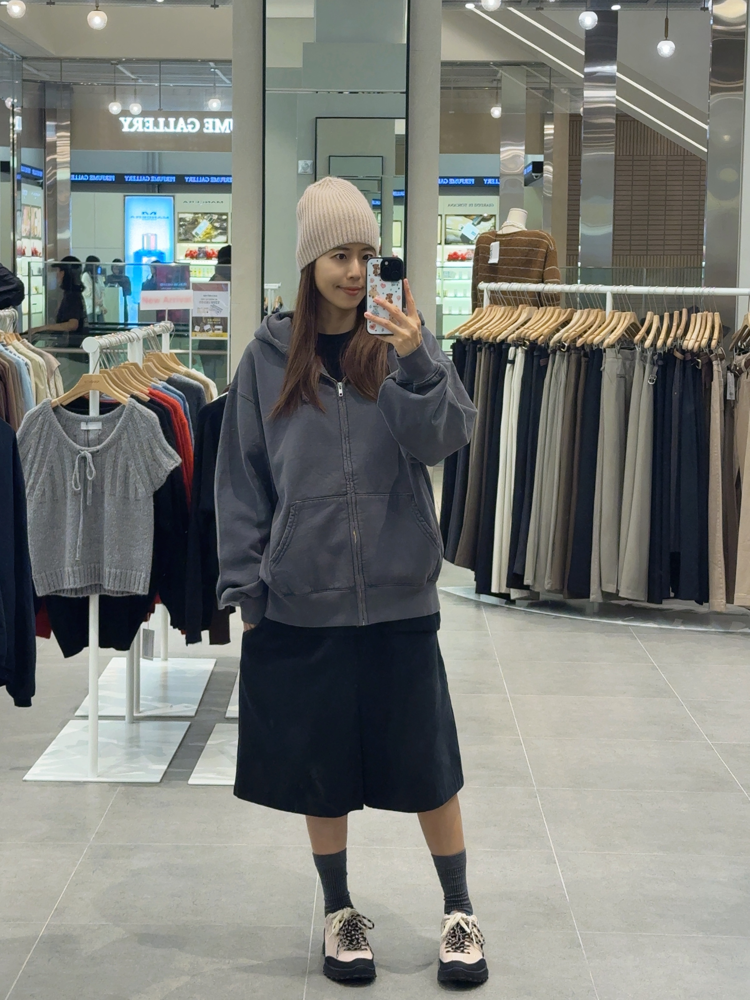 Supreme Overdyed Small Box Zip Up Hooded Sweatshirt Black - 24SS, SATUR X KEEN JASPER ZIONIC Light Pink 착용 스타일 - 2