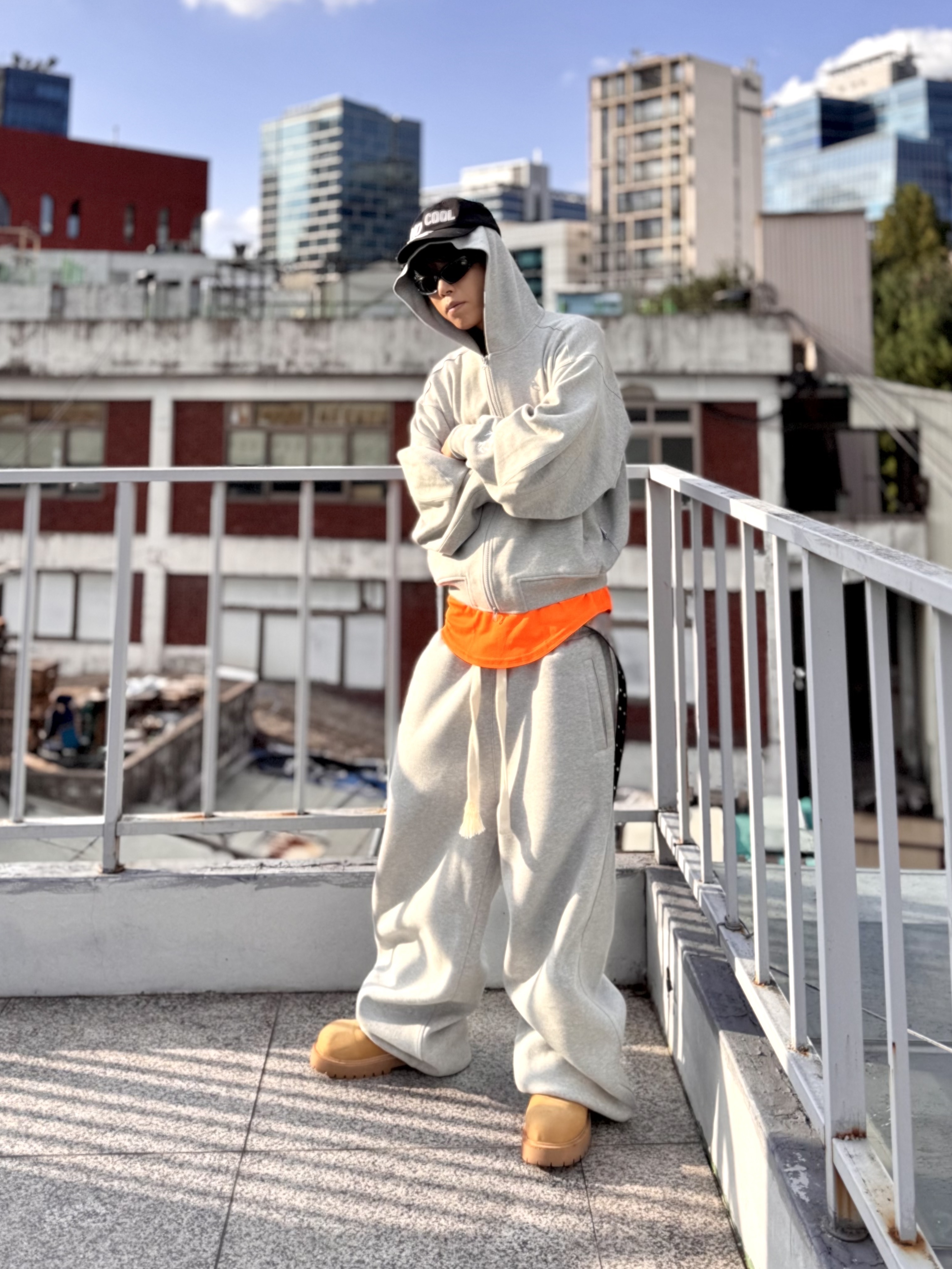 Kamien Titan Baggy Pants Beige, MJD x Kamien Double Hole Belt Oak Brown 착용 스타일 - 4