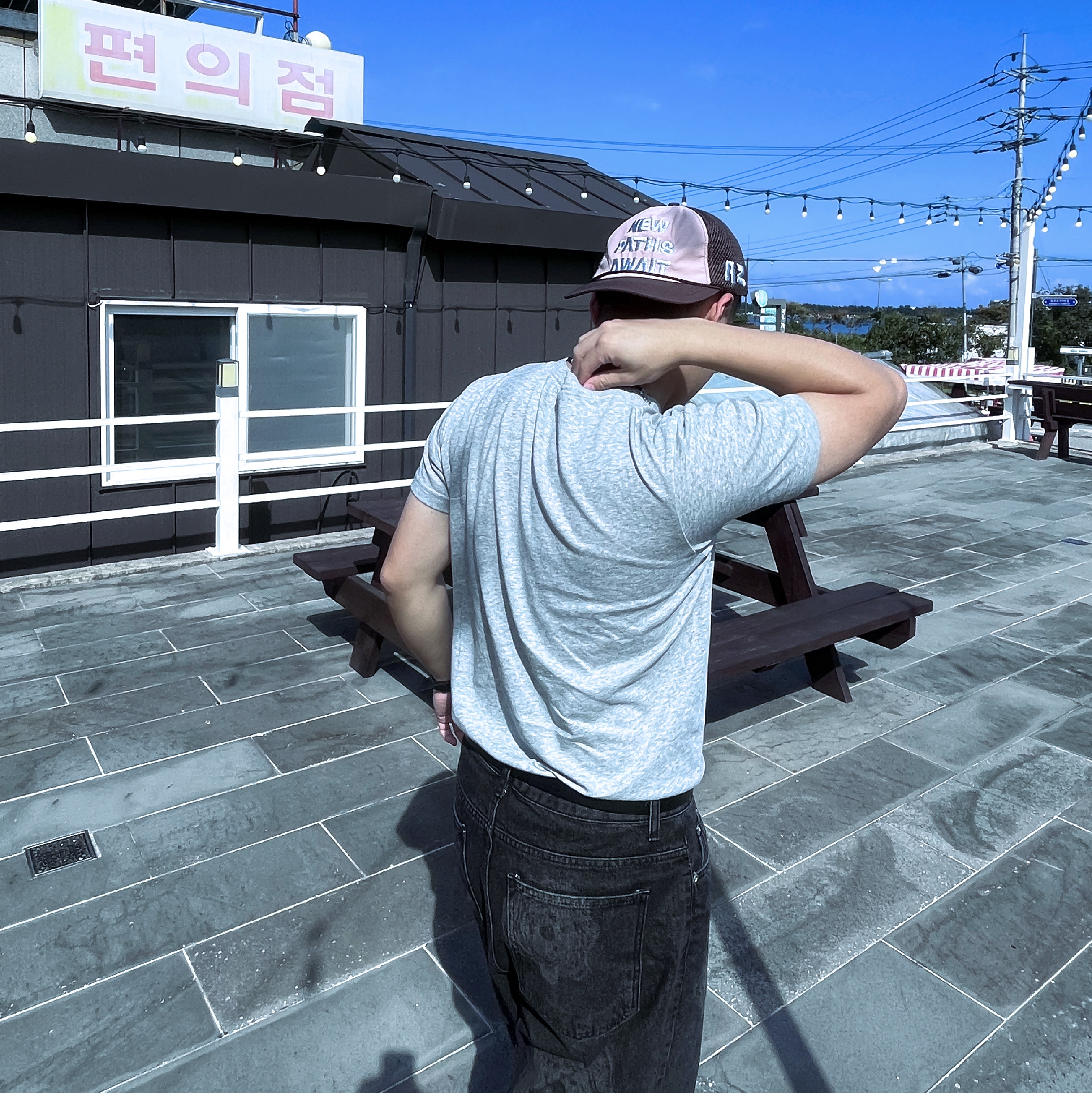 Alex Zono x Woodz New Paths Await Trucker Hat Beige, Hatchingroom Stripe Hoodie Grey 착용 스타일 - 3
