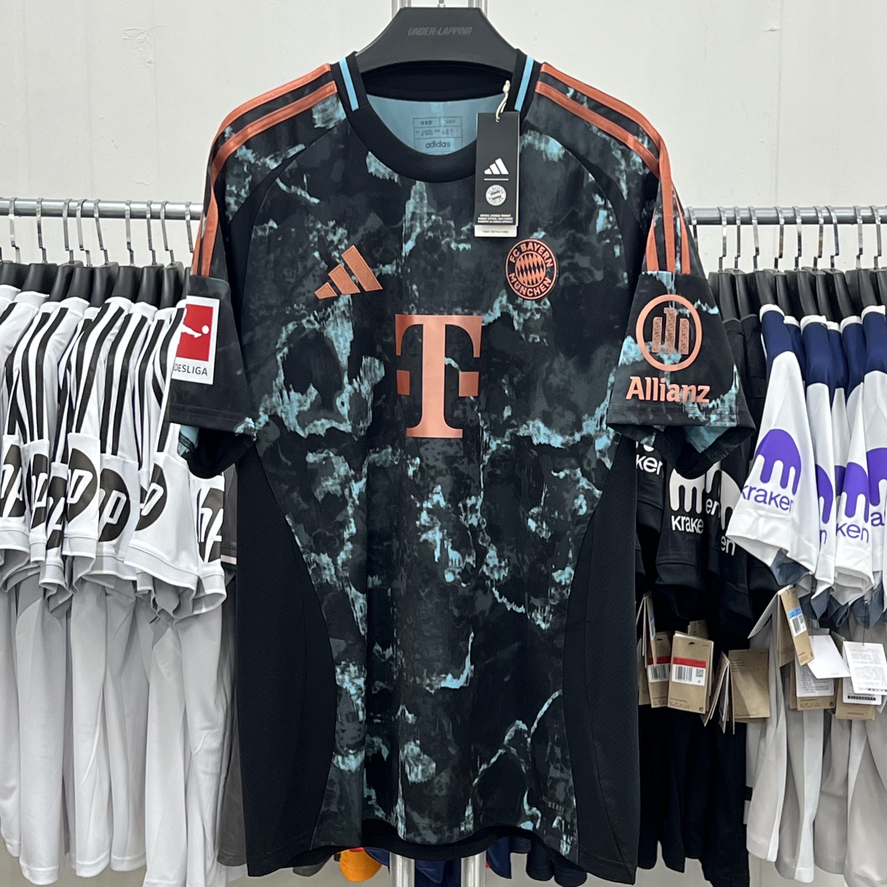 Adidas Bayern Munchen 2024/25 3rd Jersey Linen - KR Sizing (Non Marking Ver.), Adidas Bayern Munchen 2024/25 Home Jersey Red - KR Sizing (Non Marking Ver.) 착용 스타일 - 2