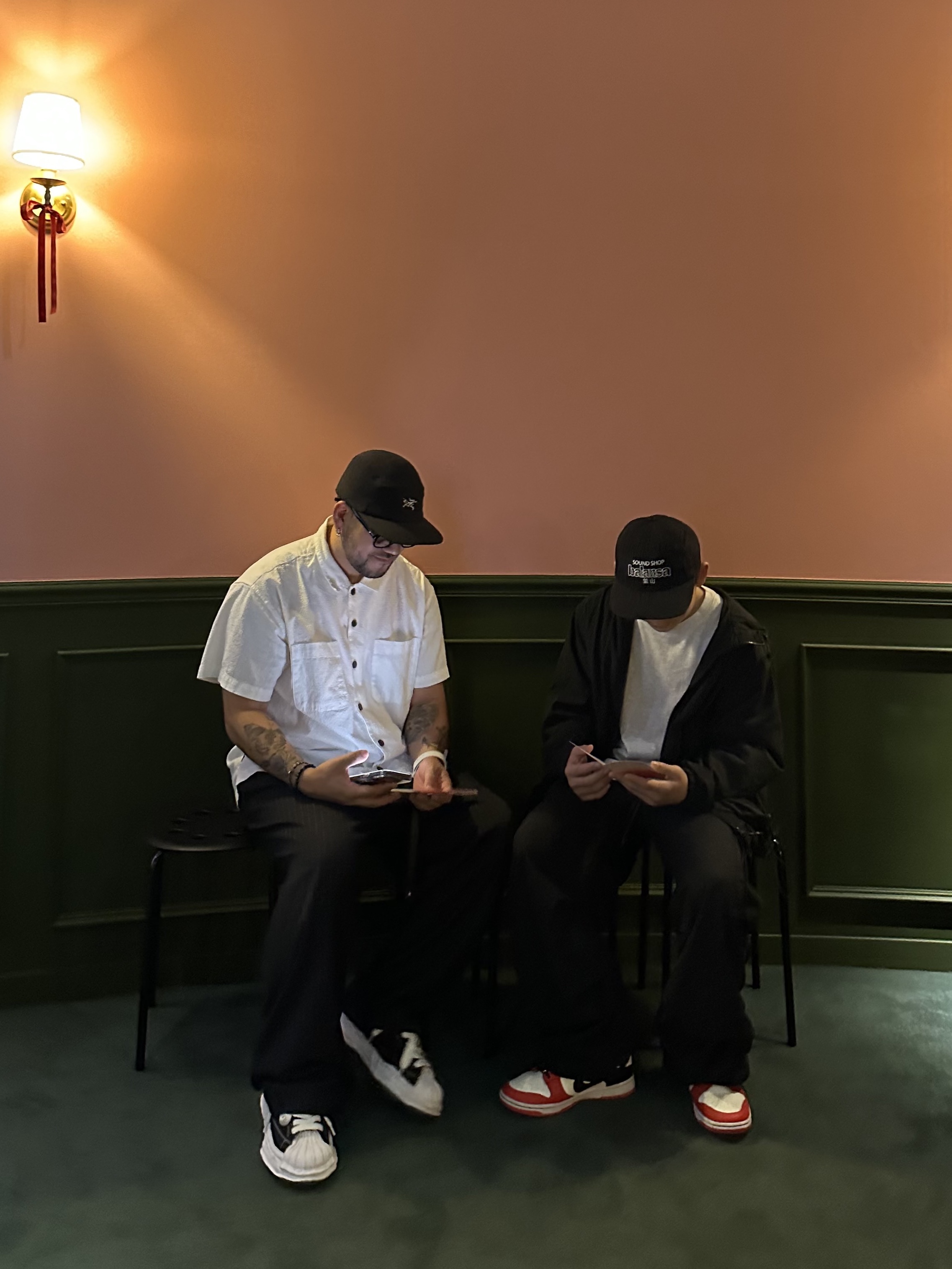 Arc'teryx Gamma 5 Panel Cap Black Arctic Silk, Maison Mihara Yasuhiro Blakey OG Sole Canvas Low-top Sneakers Black White 착용 스타일 - 3