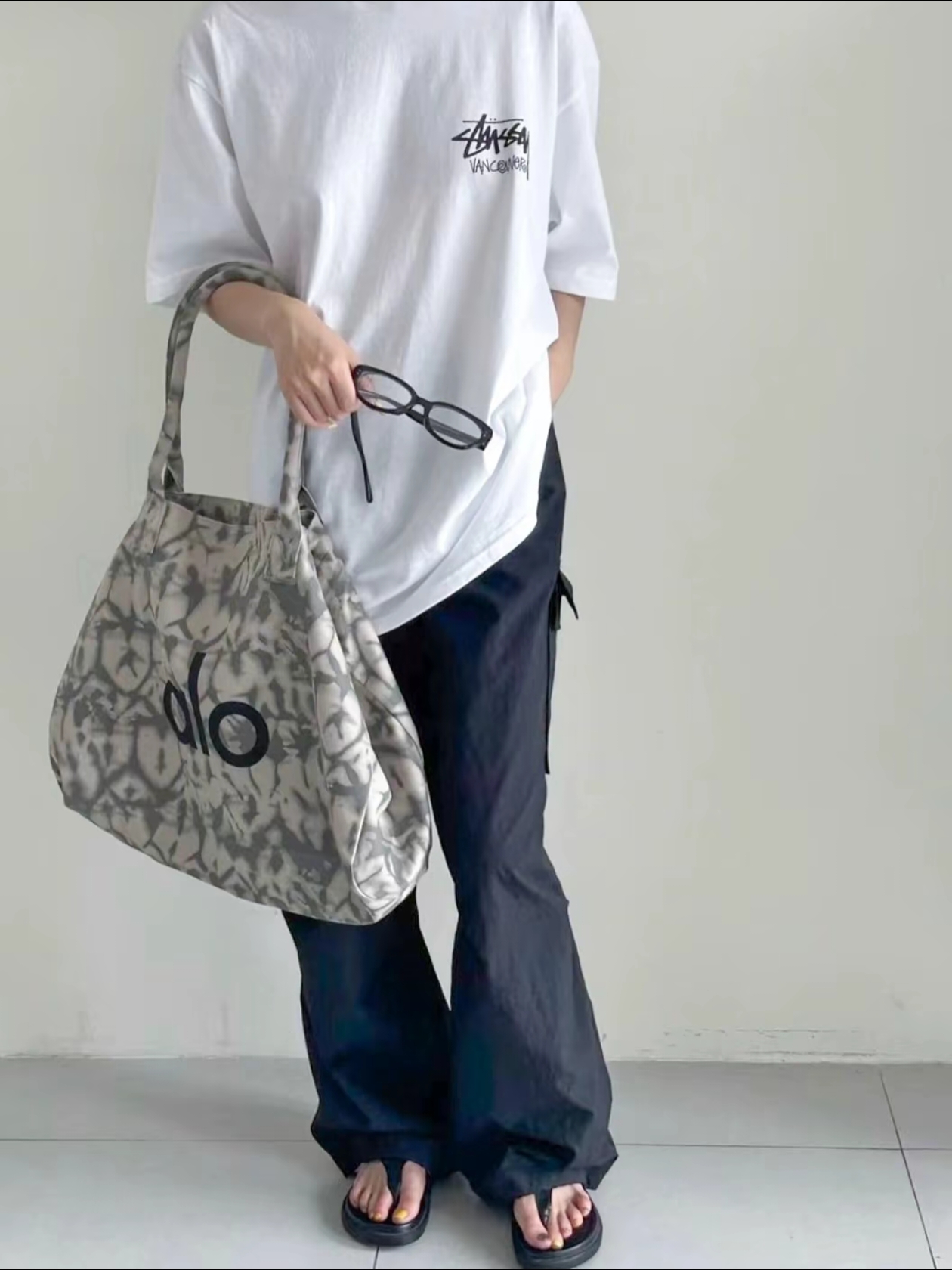 Alo Yoga Iconic Shopper Tote Bag Grey Tiedye, Oofos OOriginal Black 착용 스타일