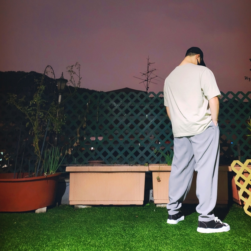 Maison Kitsune Bold Fox Head Patch Oversize T-Shirt Truffle, Maison Mihara Yasuhiro Peterson OG Sole Canvas Low Sneakers Black 착용 스타일 - 3