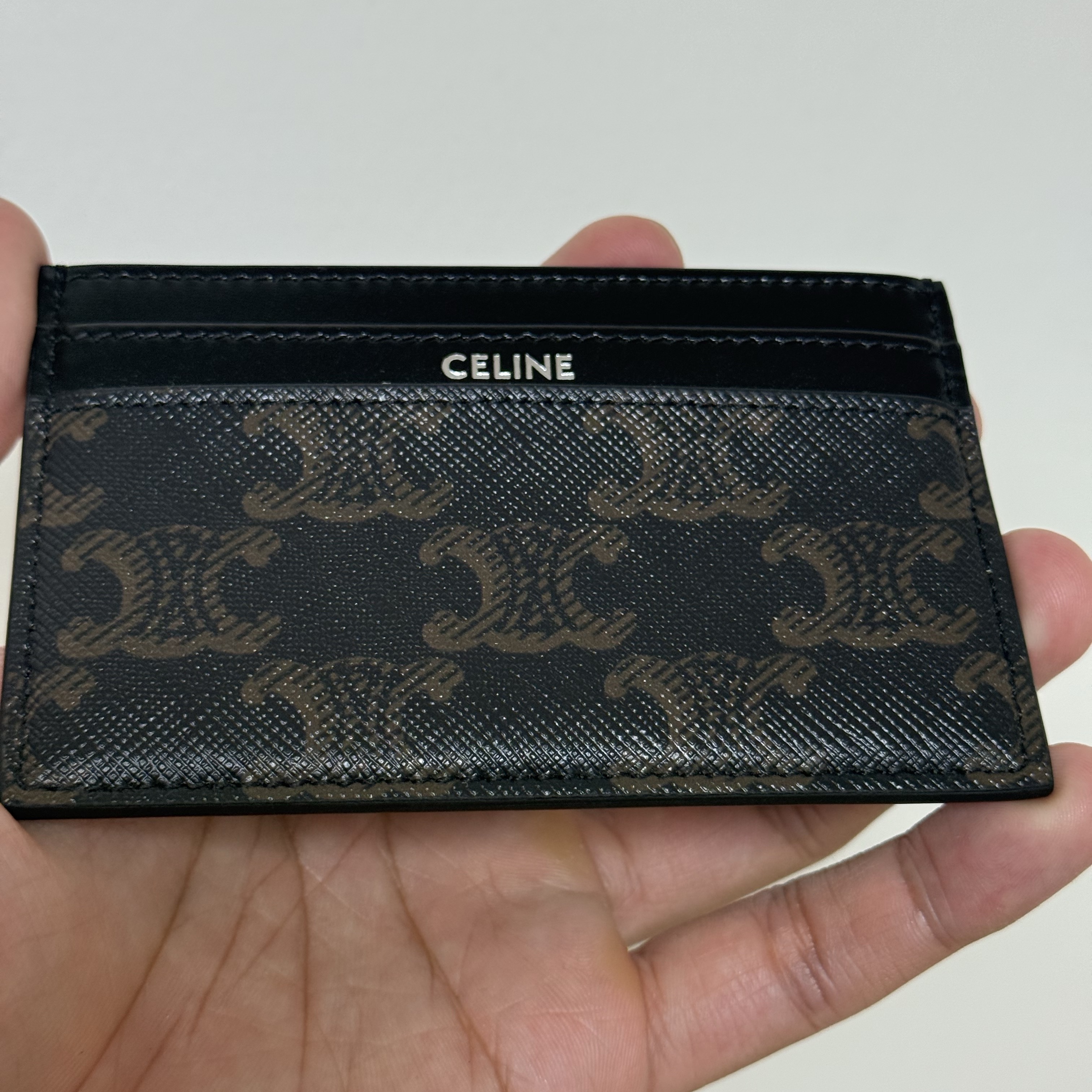 Celine Medium Card Holder in Triomphe Canvas and Calfskin Black 착용 스타일 - 1
