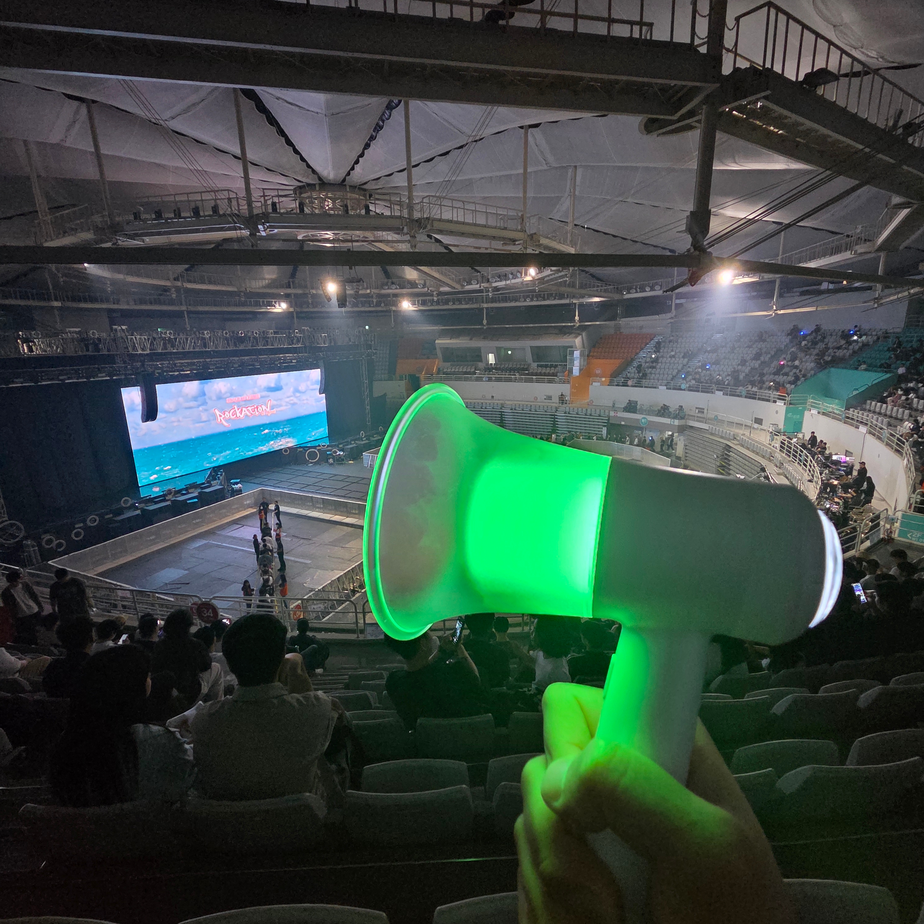 [QWER] OFFICIAL LIGHT STICK FULL SET 착용 스타일 - 3