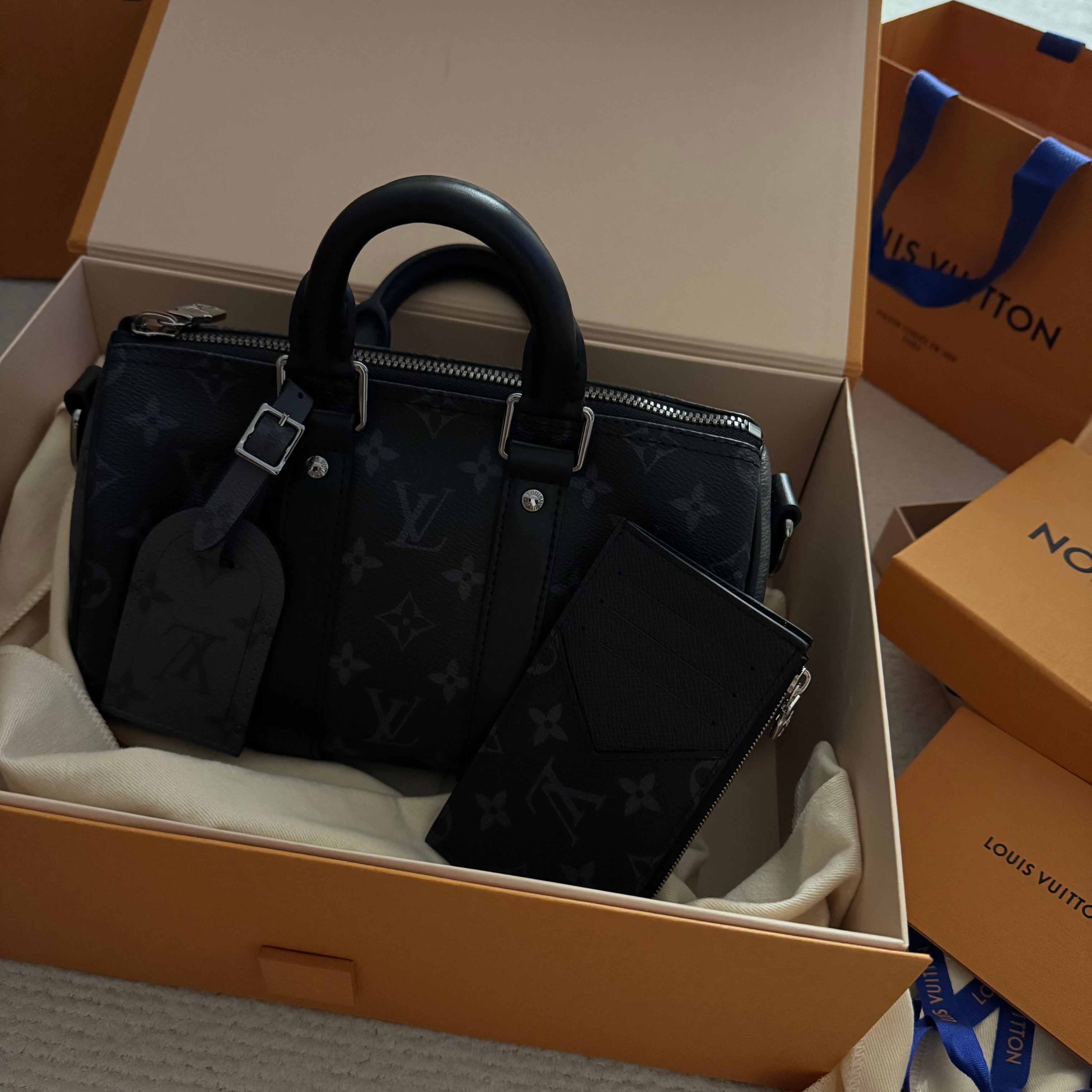 Louis Vuitton Coin Card Holder Monogram Eclipse, Louis Vuitton Keepall Bandouliere 25 Monogram 착용 스타일 - 1