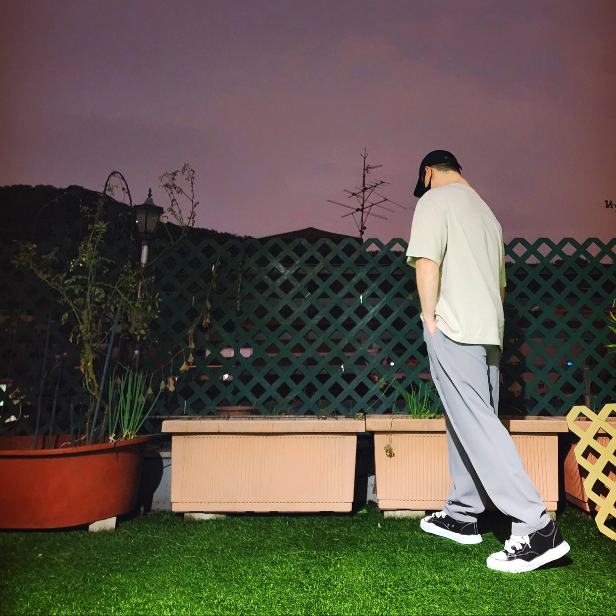 Maison Kitsune Bold Fox Head Patch Oversize T-Shirt Truffle, Maison Mihara Yasuhiro Peterson OG Sole Canvas Low Sneakers Black 착용 스타일 - 2