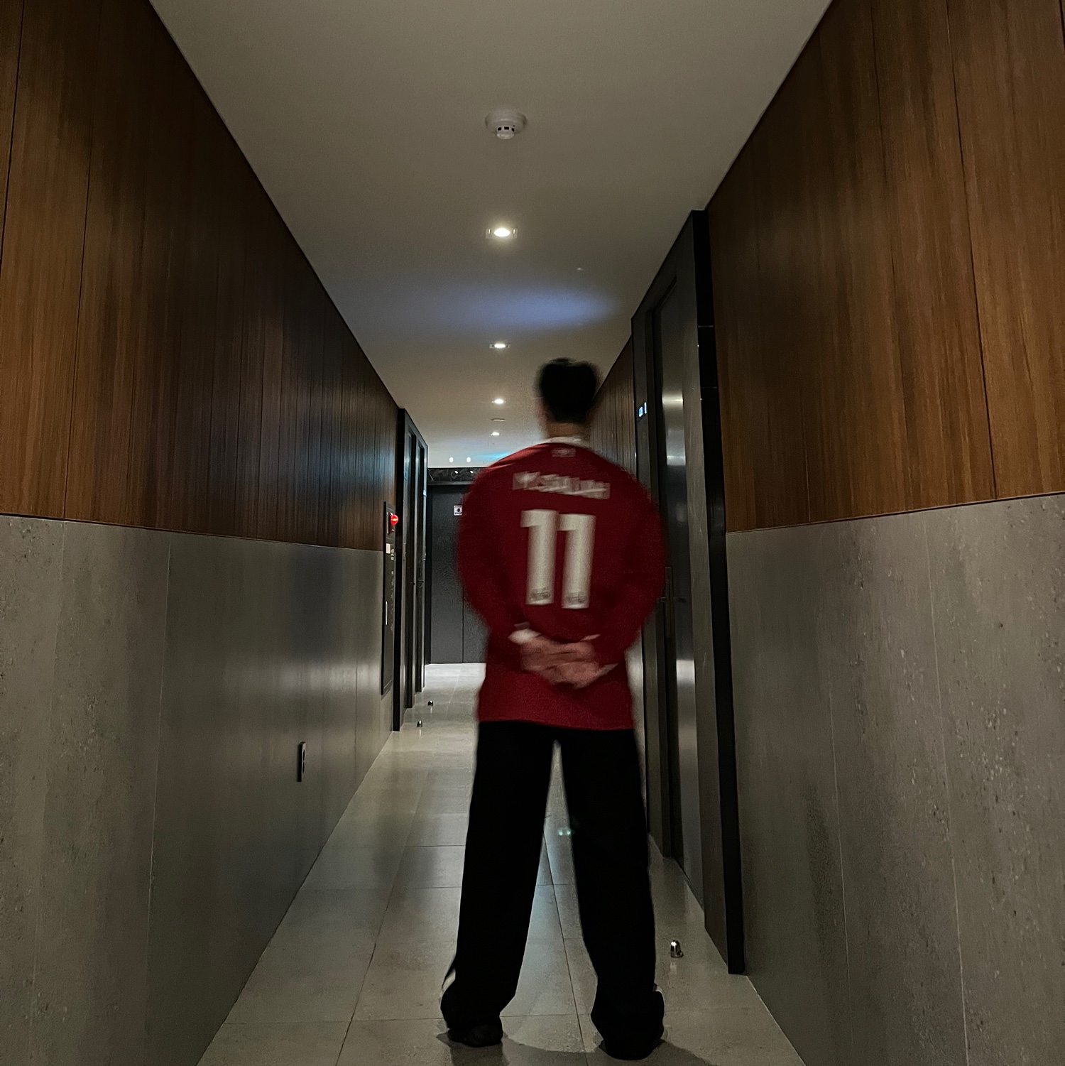 Adidas Liverpool FC 2025/26 Home Long Sleeve Jersey Strawberry Red - KR Sizing (Non Marking Ver.) 착용 스타일 - 2