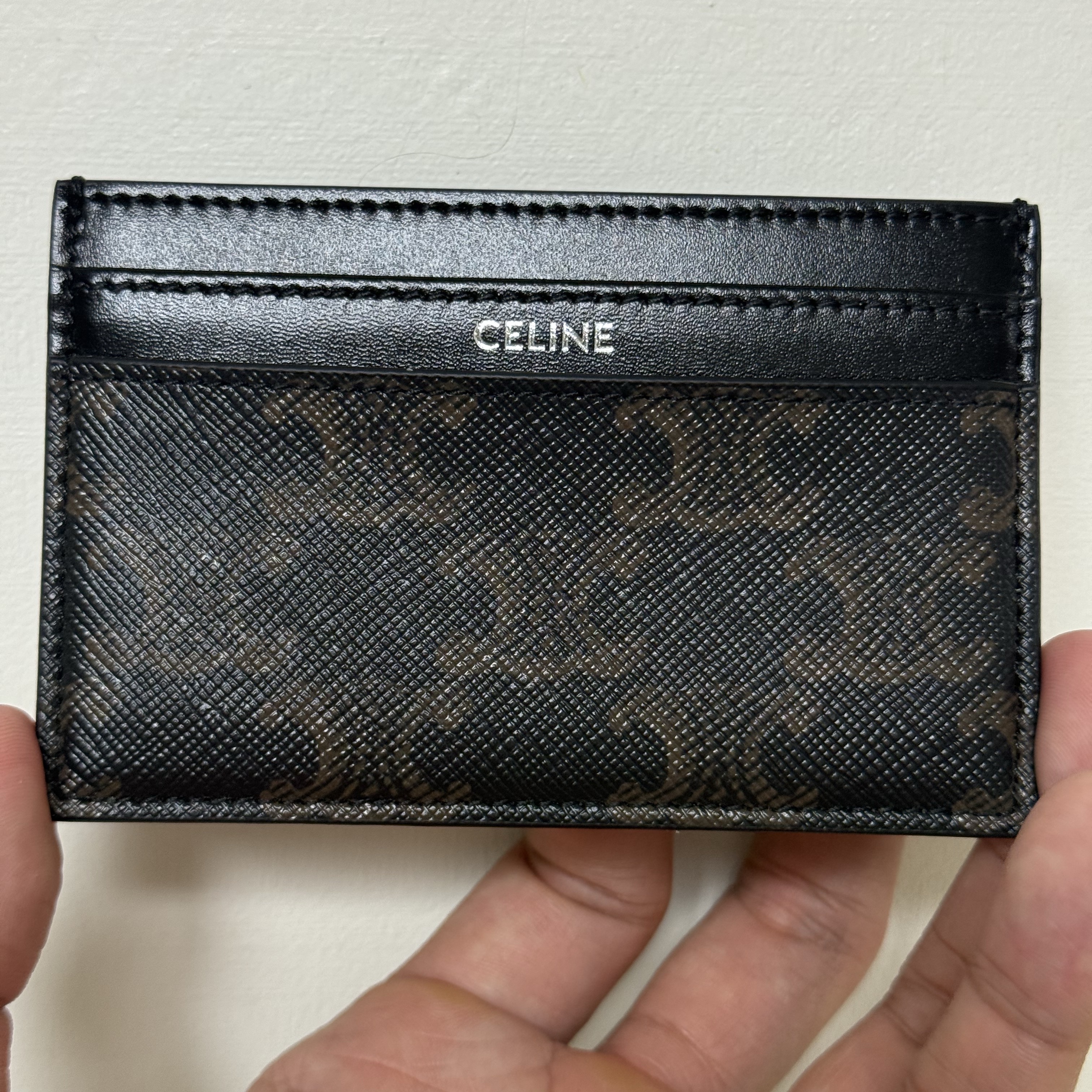Celine Medium Card Holder in Triomphe Canvas and Calfskin Black 착용 스타일 - 2