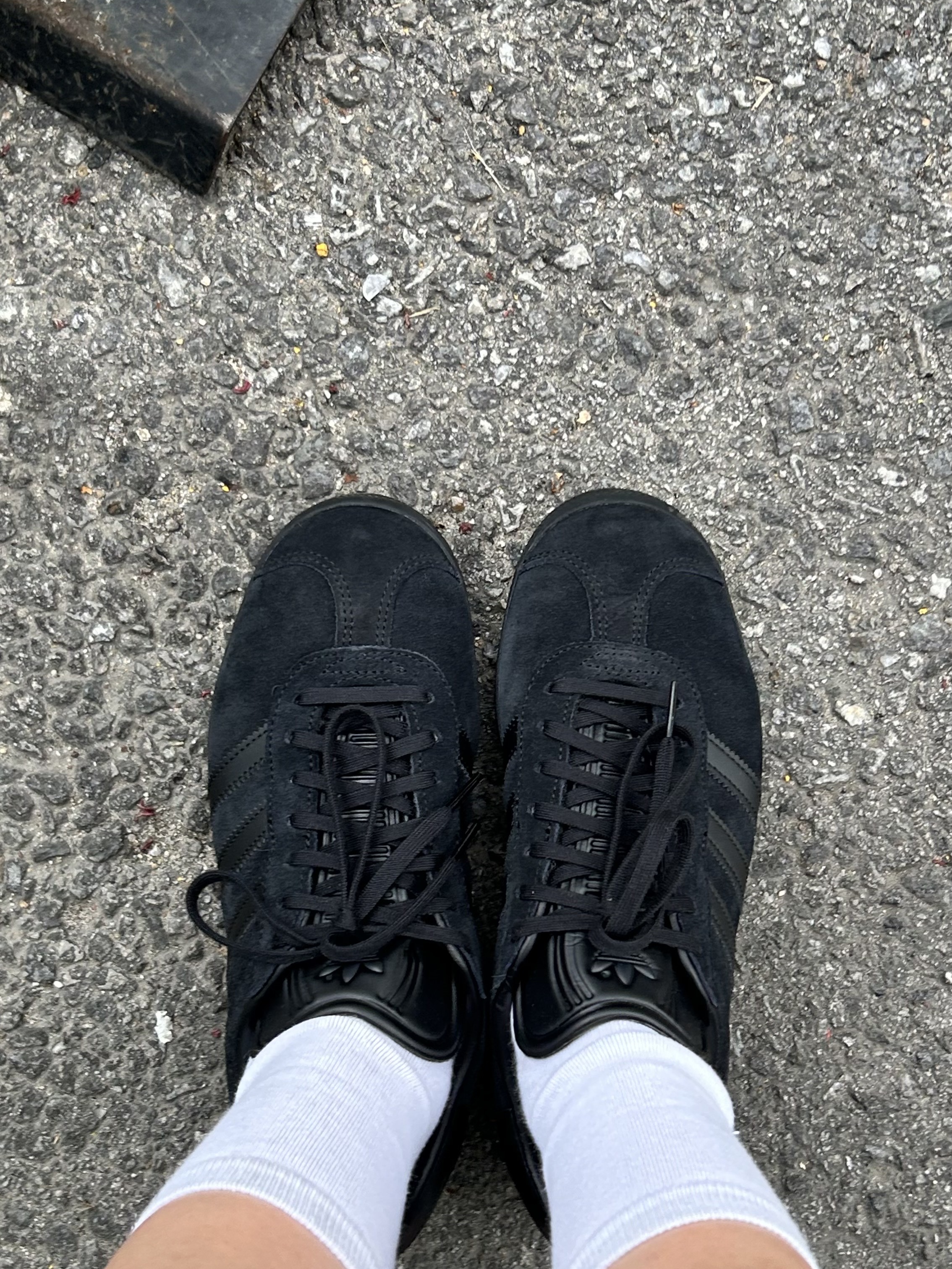 Adidas Gazelle Triple Black 착용 스타일 - 2