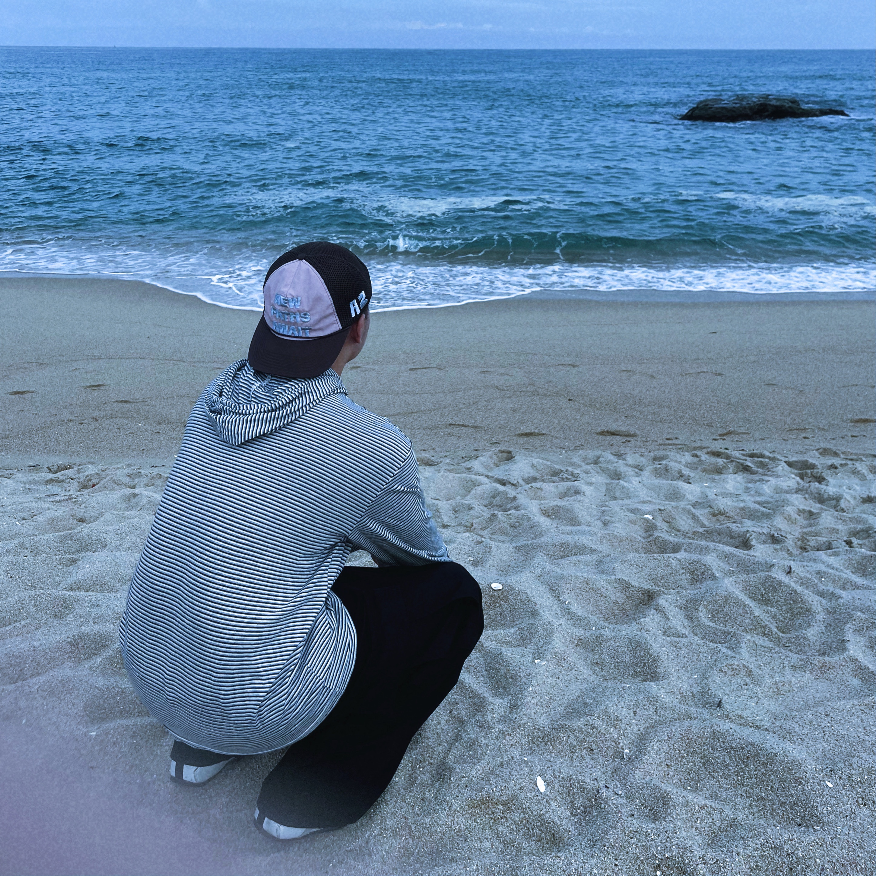 Alex Zono x Woodz New Paths Await Trucker Hat Beige, Hatchingroom Stripe Hoodie Grey 착용 스타일 - 1