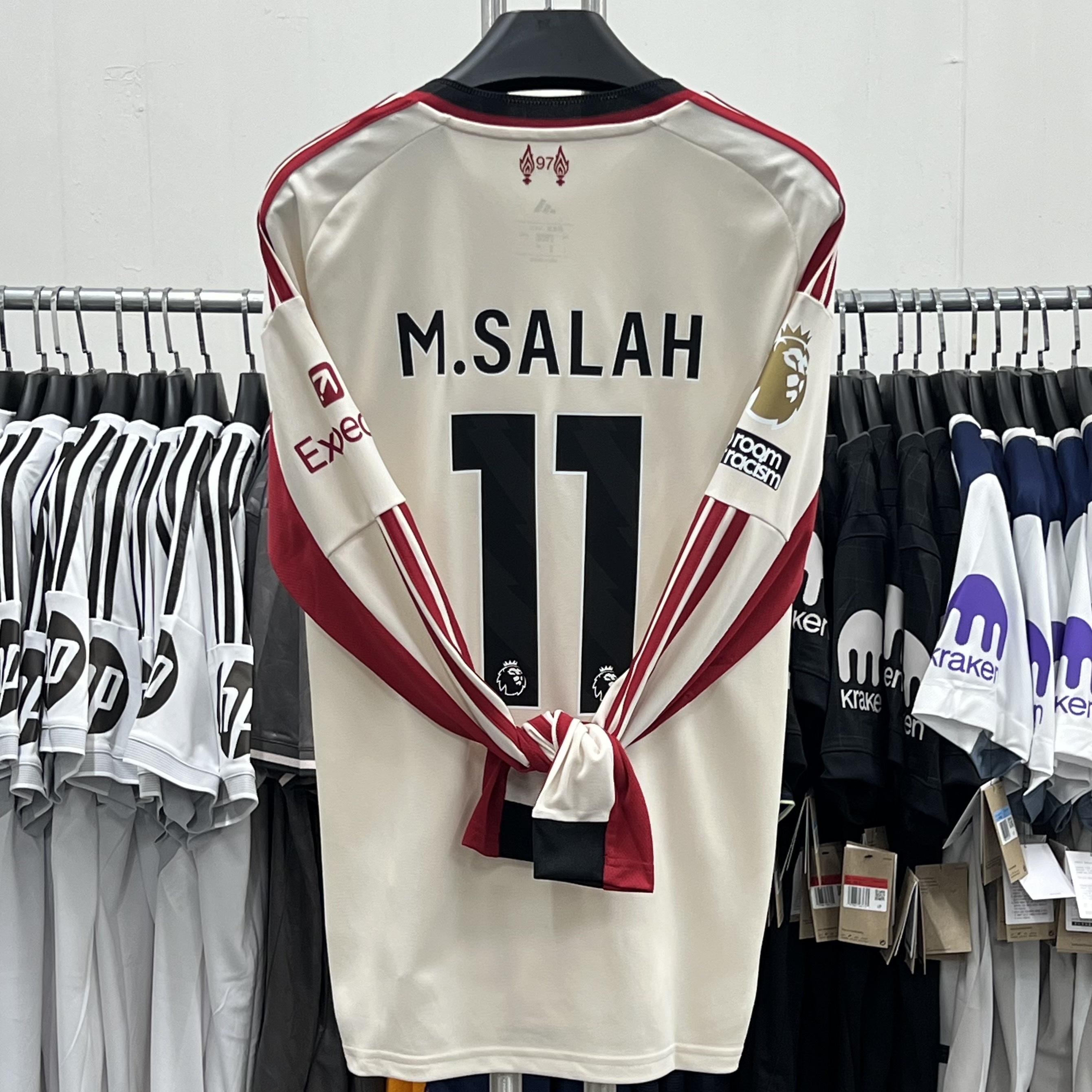 Adidas Liverpool FC 2025/26 Home Jersey Strawberry Red - KR Sizing (Non Marking Ver.), Adidas Liverpool FC 2025/26 Away Jersey Wonder White - KR Sizing (Non Marking Ver.) 착용 스타일 - 1