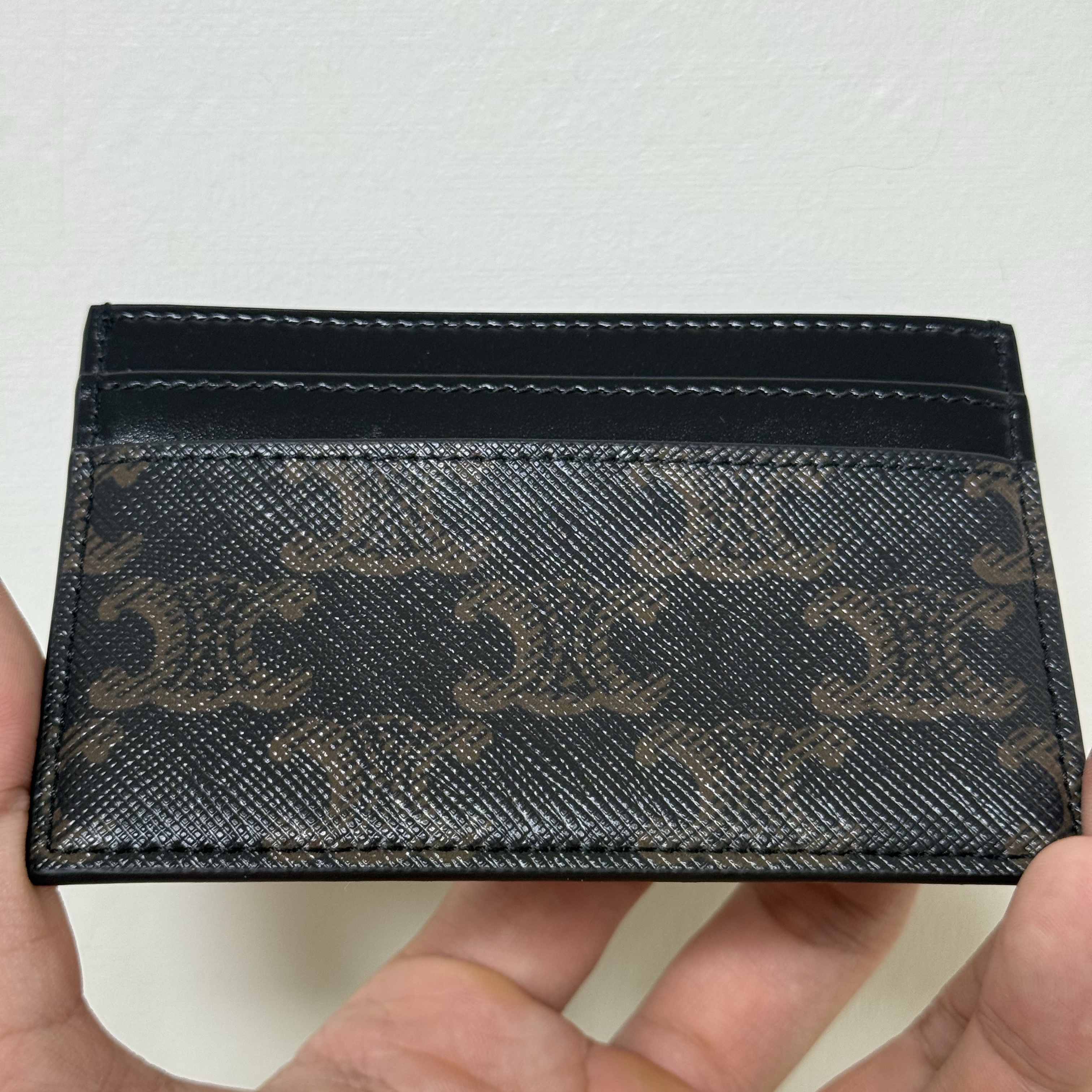 Celine Medium Card Holder in Triomphe Canvas and Calfskin Black 착용 스타일 - 4