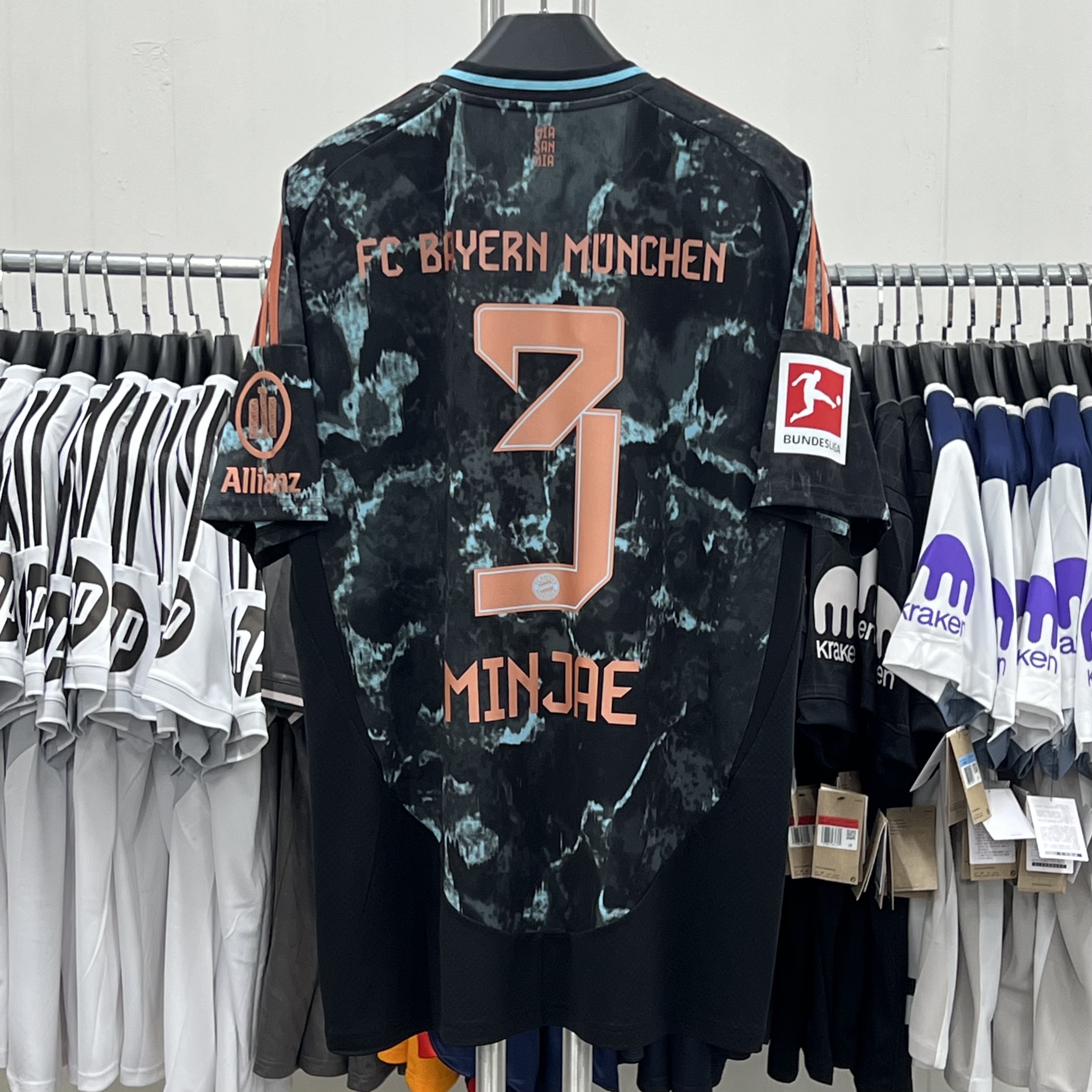 Adidas Bayern Munchen 2024/25 3rd Jersey Linen - KR Sizing (Non Marking Ver.), Adidas Bayern Munchen 2024/25 Home Jersey Red - KR Sizing (Non Marking Ver.) 착용 스타일 - 1