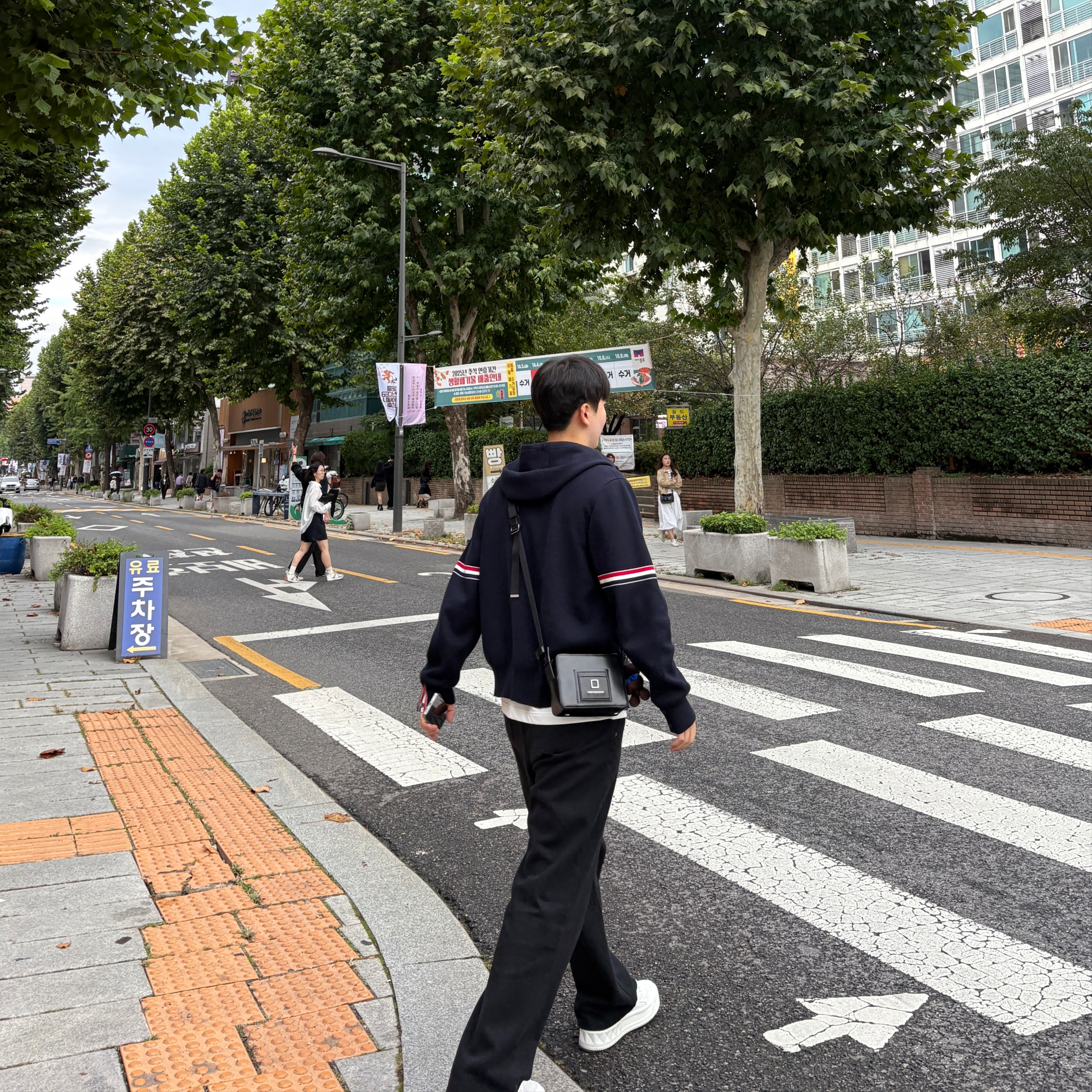 Thom Brown Cotton Milano Armband Hoodie Navy, Valentino One Stud XL Low-Top Sneakers White 착용 스타일 - 1