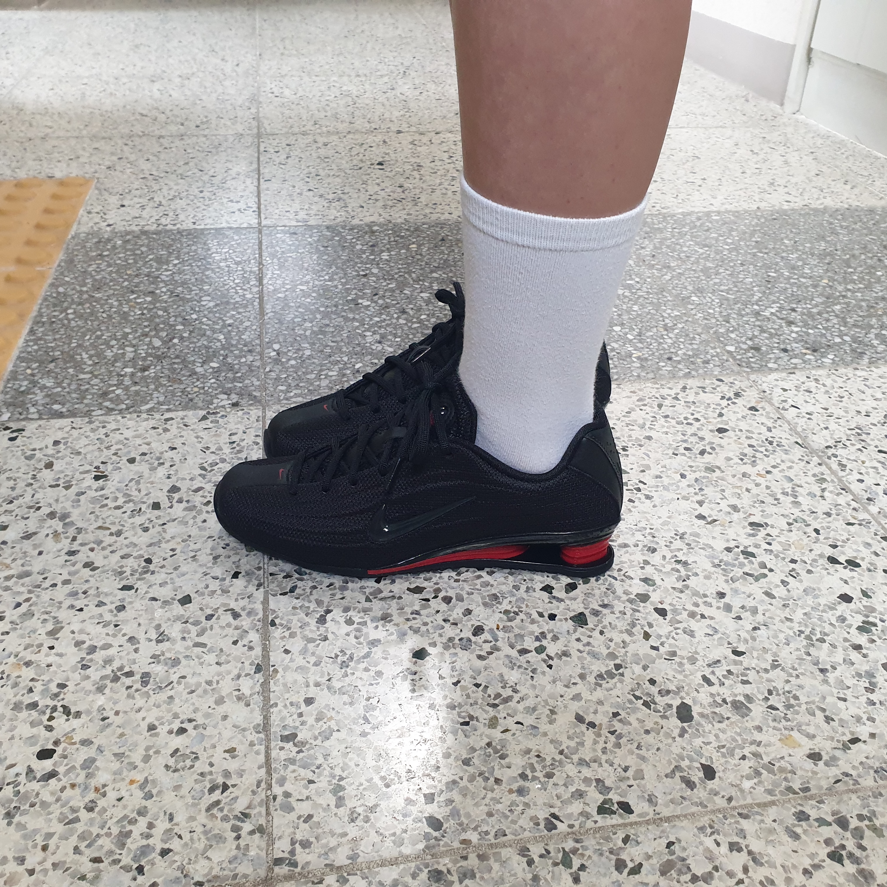 (W) Nike Shox Z Black University Red 착용 스타일 - 2