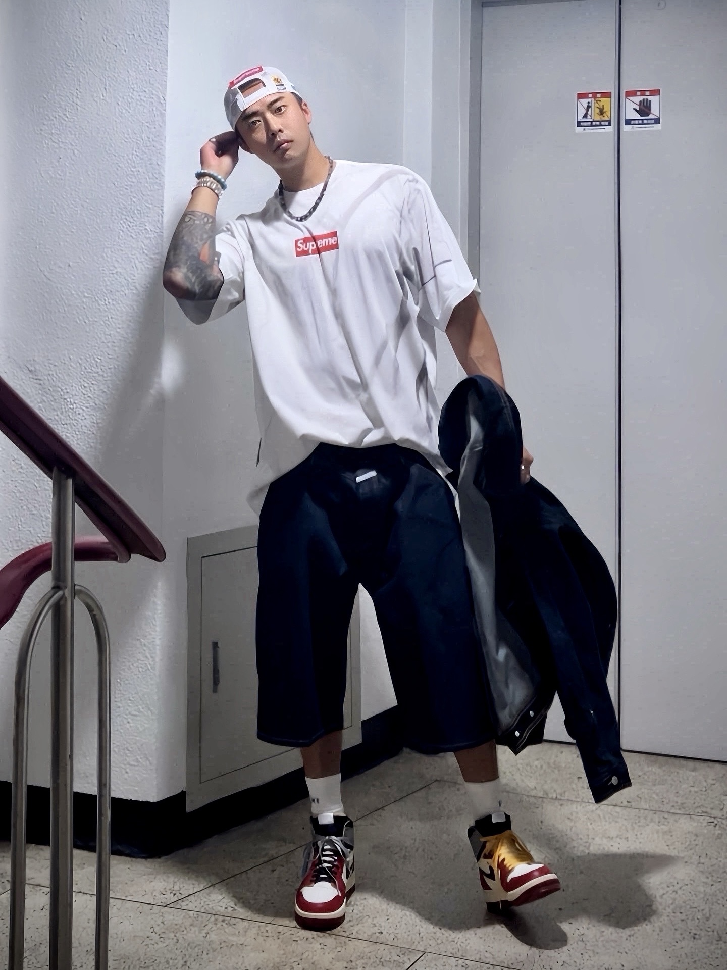 Supreme x SpongeBob SquarePants Jeff Hamilton Mesh Back 6-Panel Navy - 25SS, Supreme x MM6 Maison Margiela Box Logo T-Shirt White - 24SS 착용 스타일 - 2