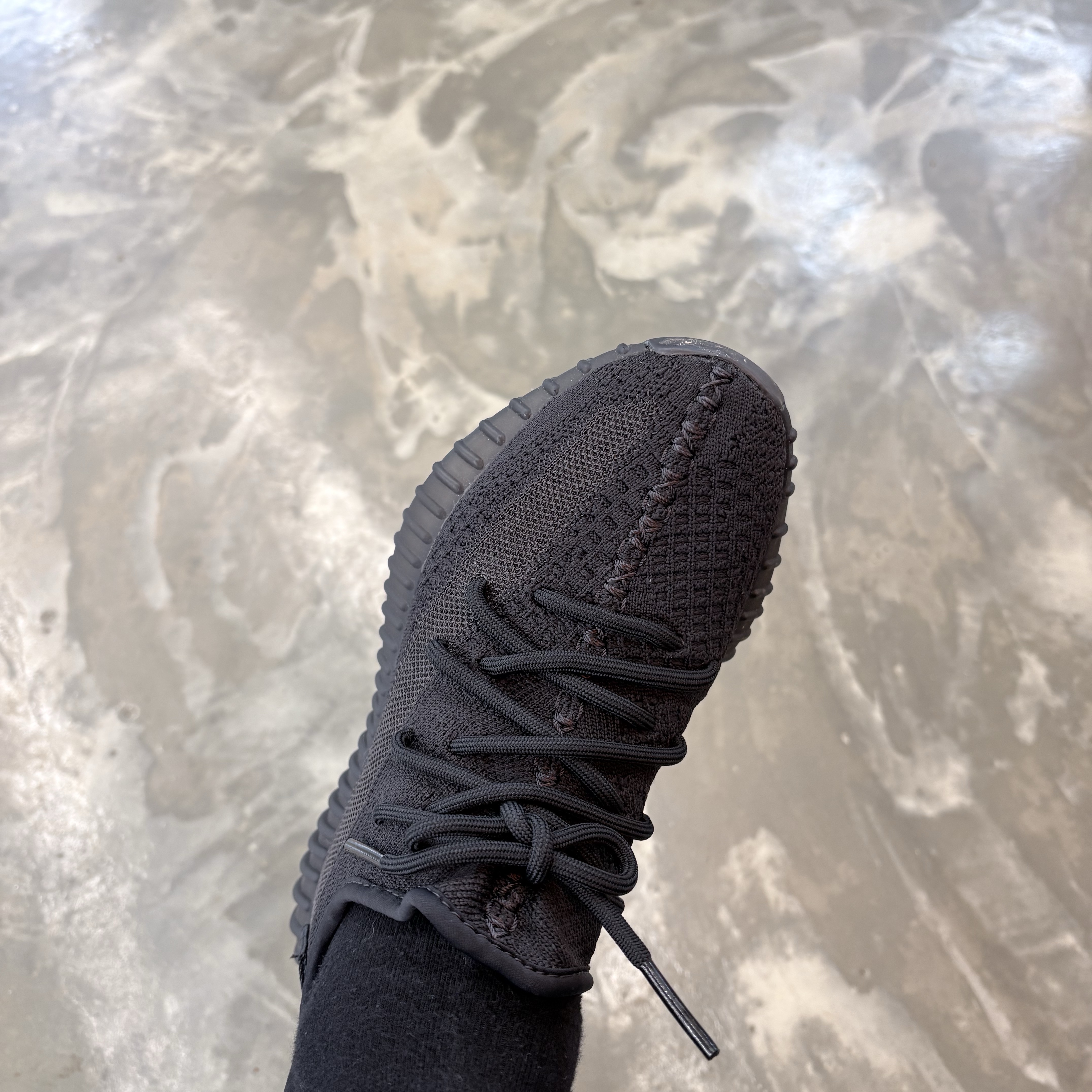 Adidas Yeezy Boost 350 V2 Onyx 착용 스타일 - 4
