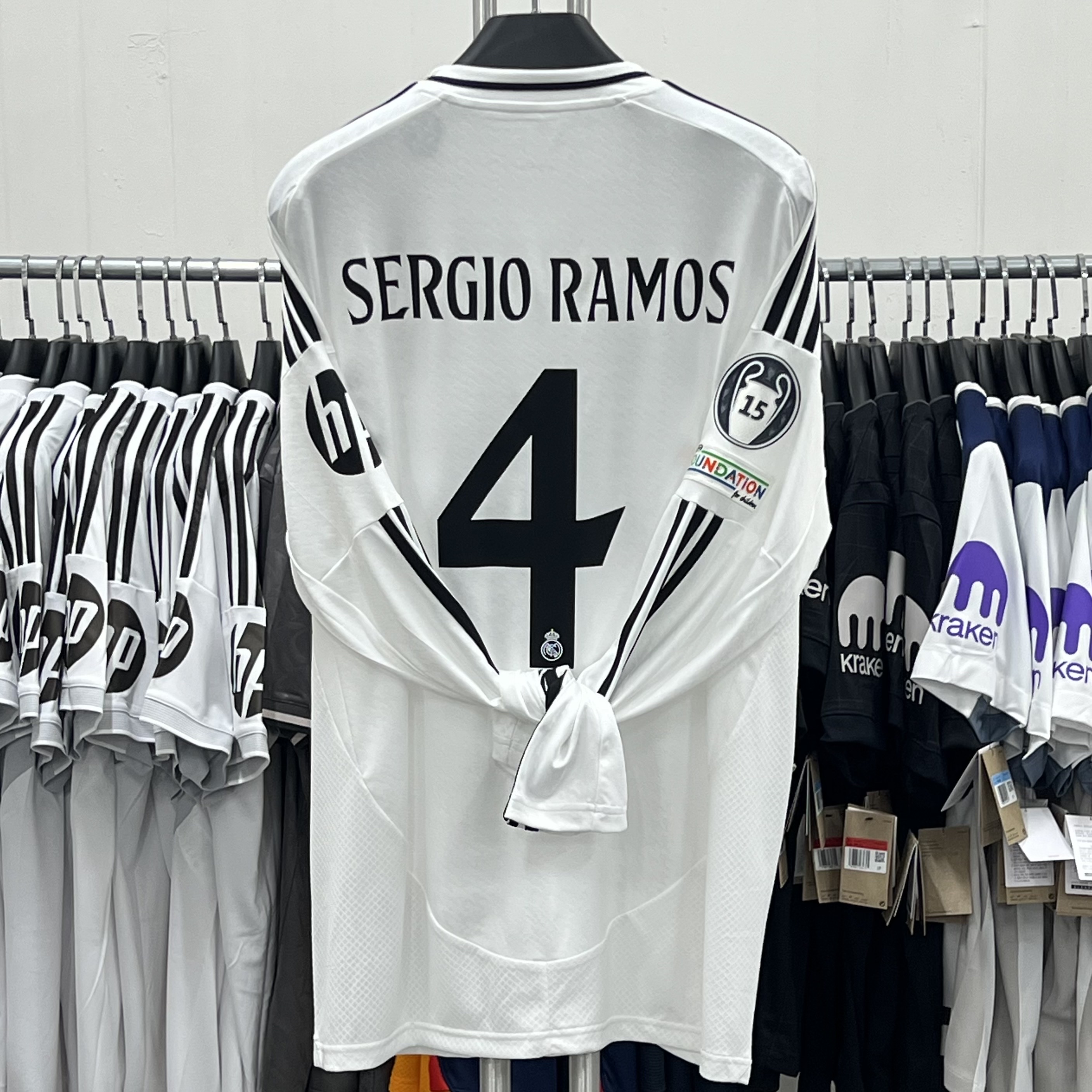 Adidas Real Madrid 2024/25 3rd Jersey Charcoal - KR Sizing (Non Marking Ver.), Adidas Real Madrid 2025/26 Home Jersey White - KR Sizing (Non Marking Ver.) 착용 스타일 - 1