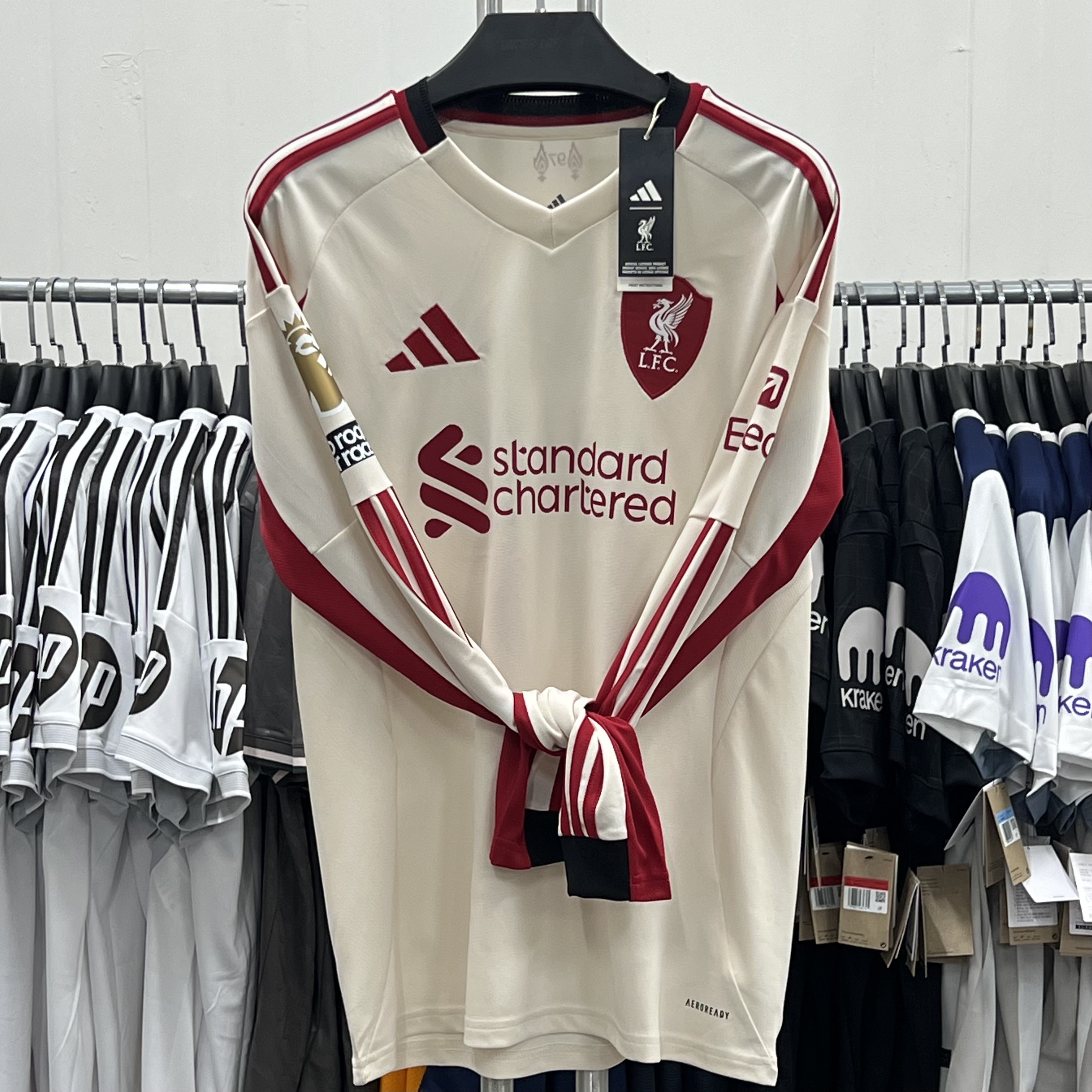 Adidas Liverpool FC 2025/26 Home Jersey Strawberry Red - KR Sizing (Non Marking Ver.), Adidas Liverpool FC 2025/26 Away Jersey Wonder White - KR Sizing (Non Marking Ver.) 착용 스타일 - 2