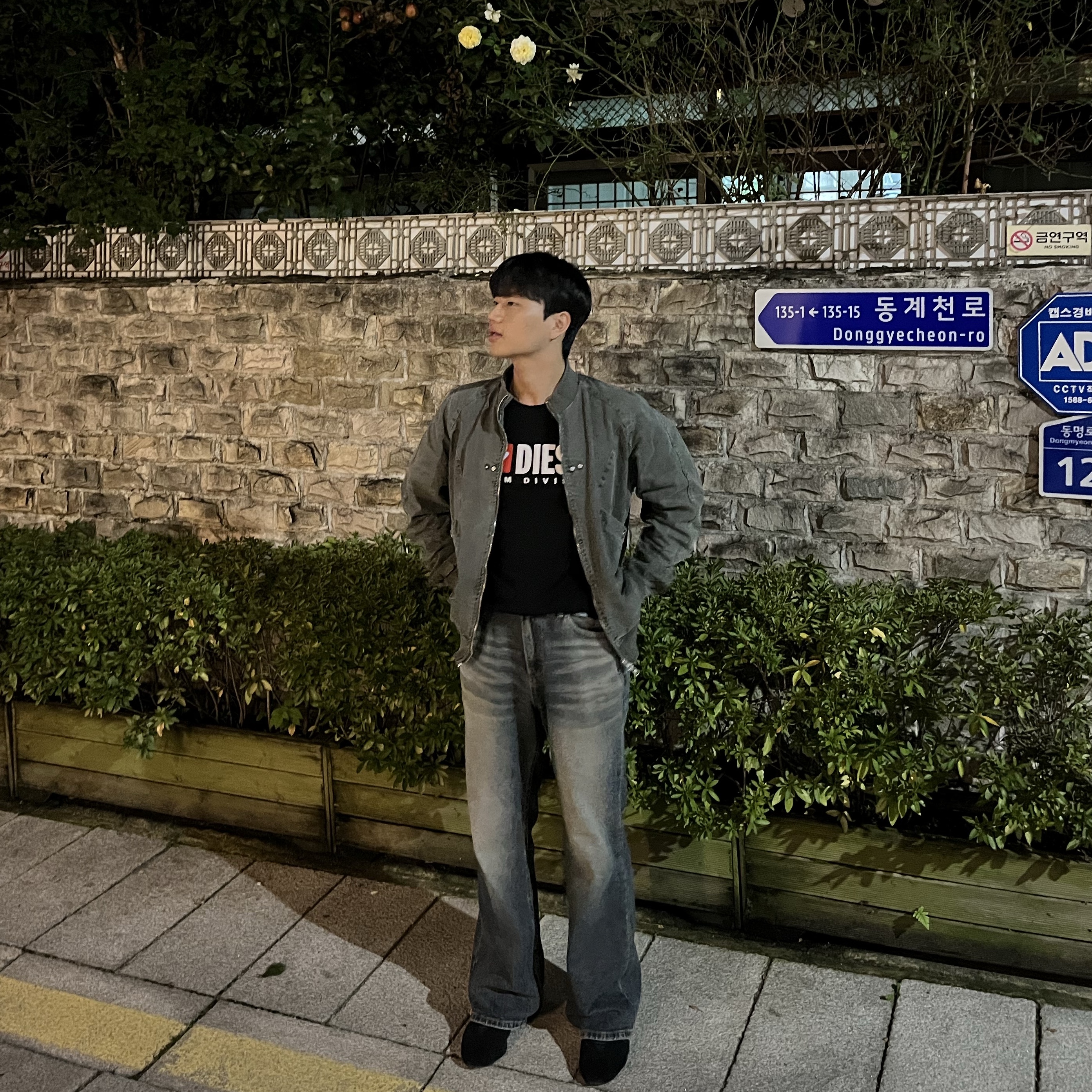 Diesel T-Diegor-Div T-Shirt Black, Adidas Originals Adiracer Lo Core Black Cloud White 착용 스타일 - 1