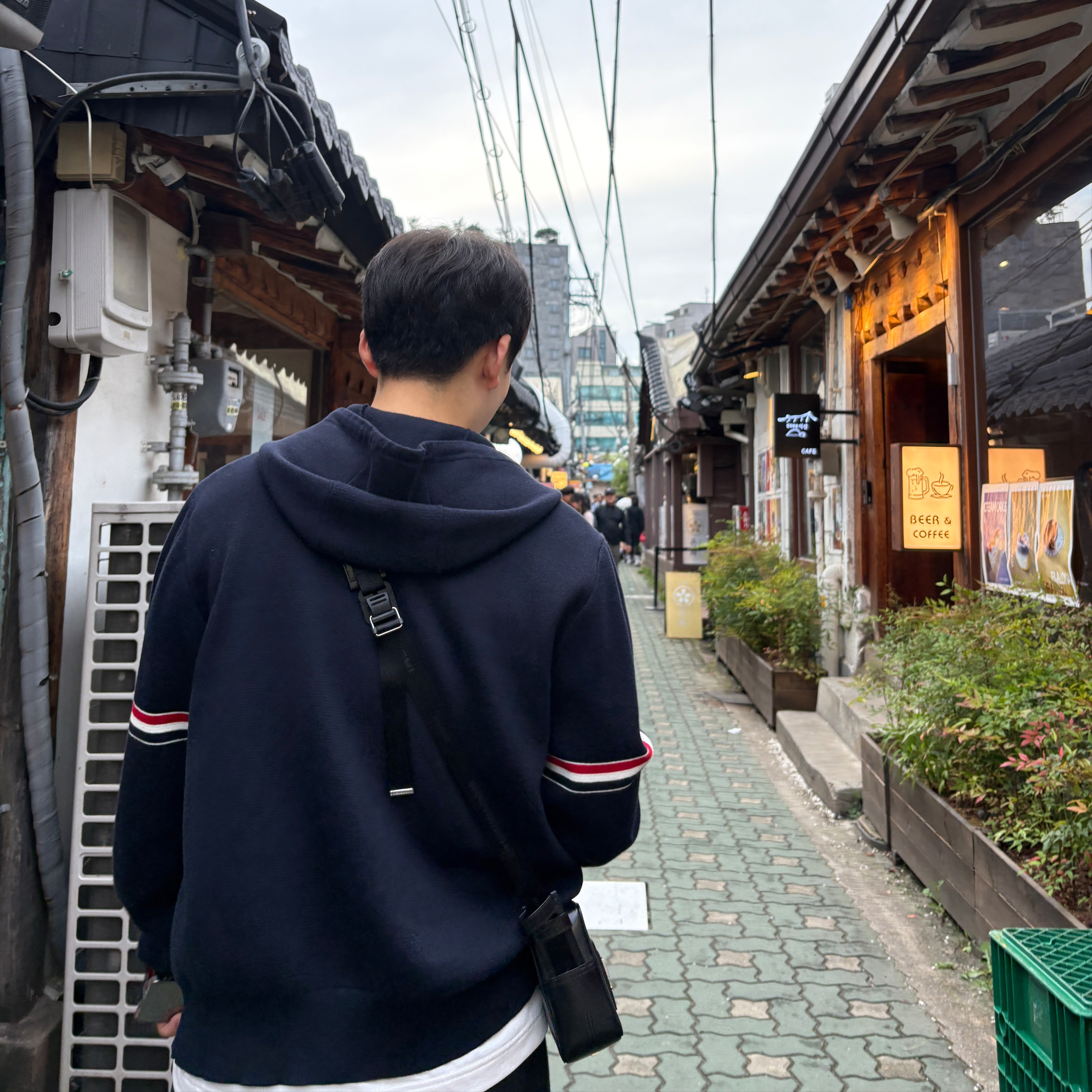 Thom Brown Cotton Milano Armband Hoodie Navy, Valentino One Stud XL Low-Top Sneakers White 착용 스타일 - 2