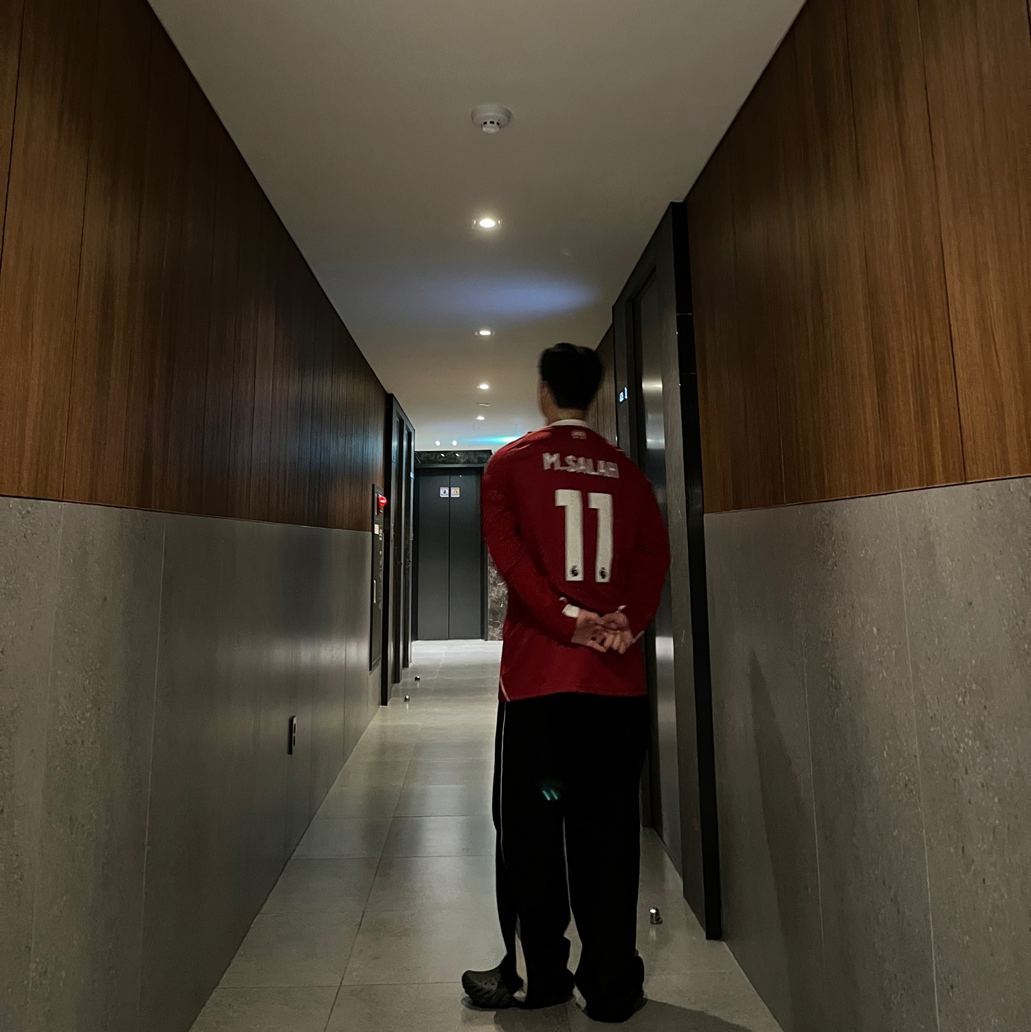 Adidas Liverpool FC 2025/26 Home Long Sleeve Jersey Strawberry Red - KR Sizing (Non Marking Ver.) 착용 스타일 - 1