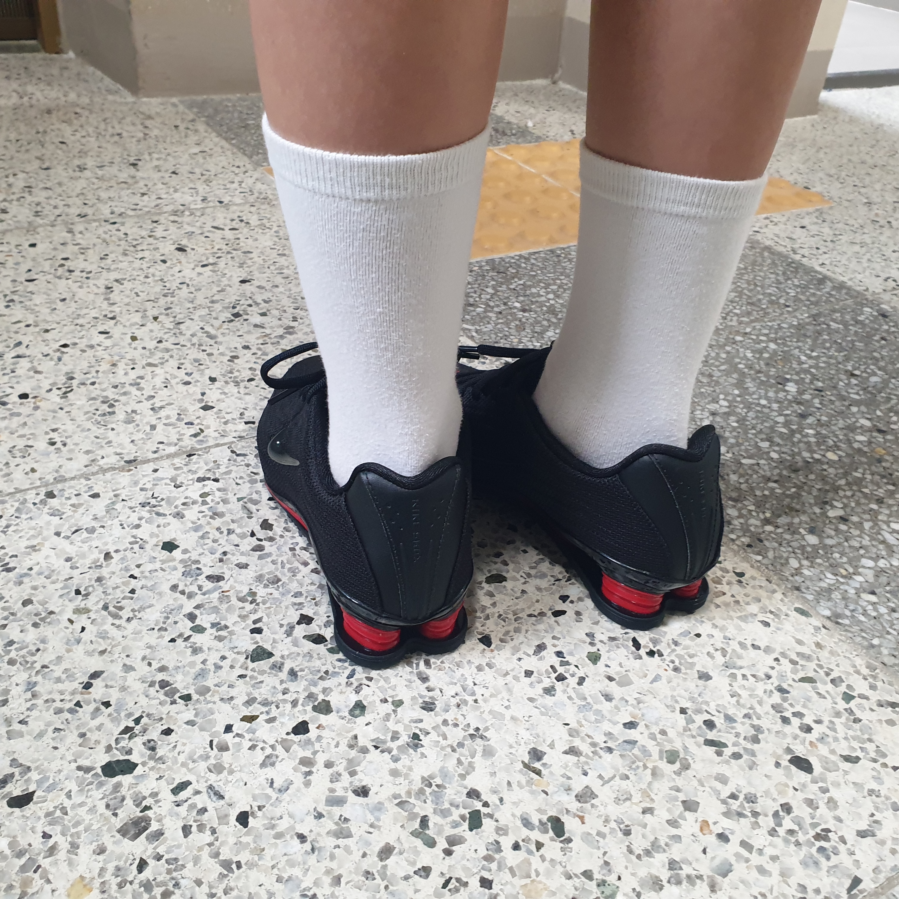 (W) Nike Shox Z Black University Red 착용 스타일 - 1