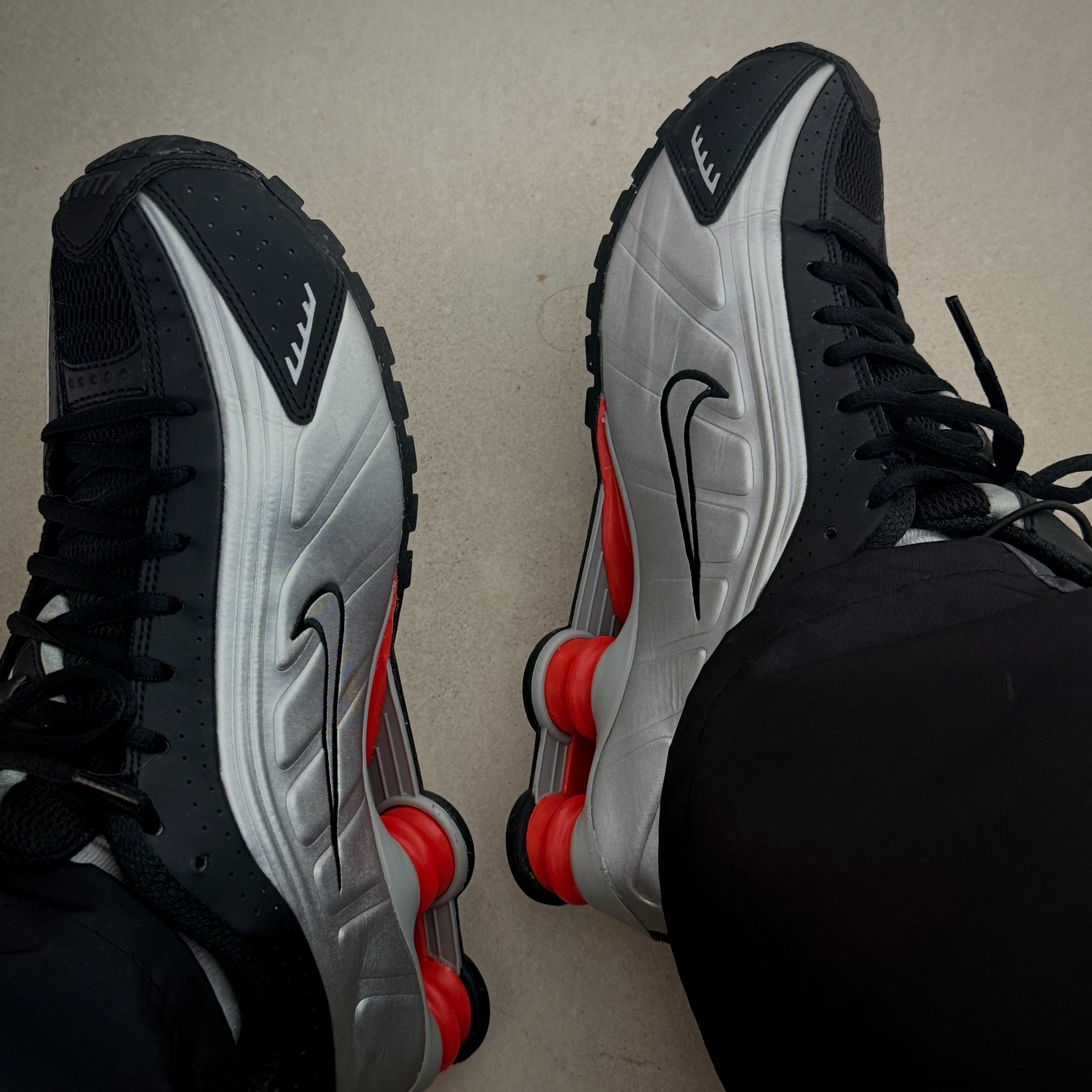 Nike Shox R4 Metallic Silver Red 착용 스타일 - 8