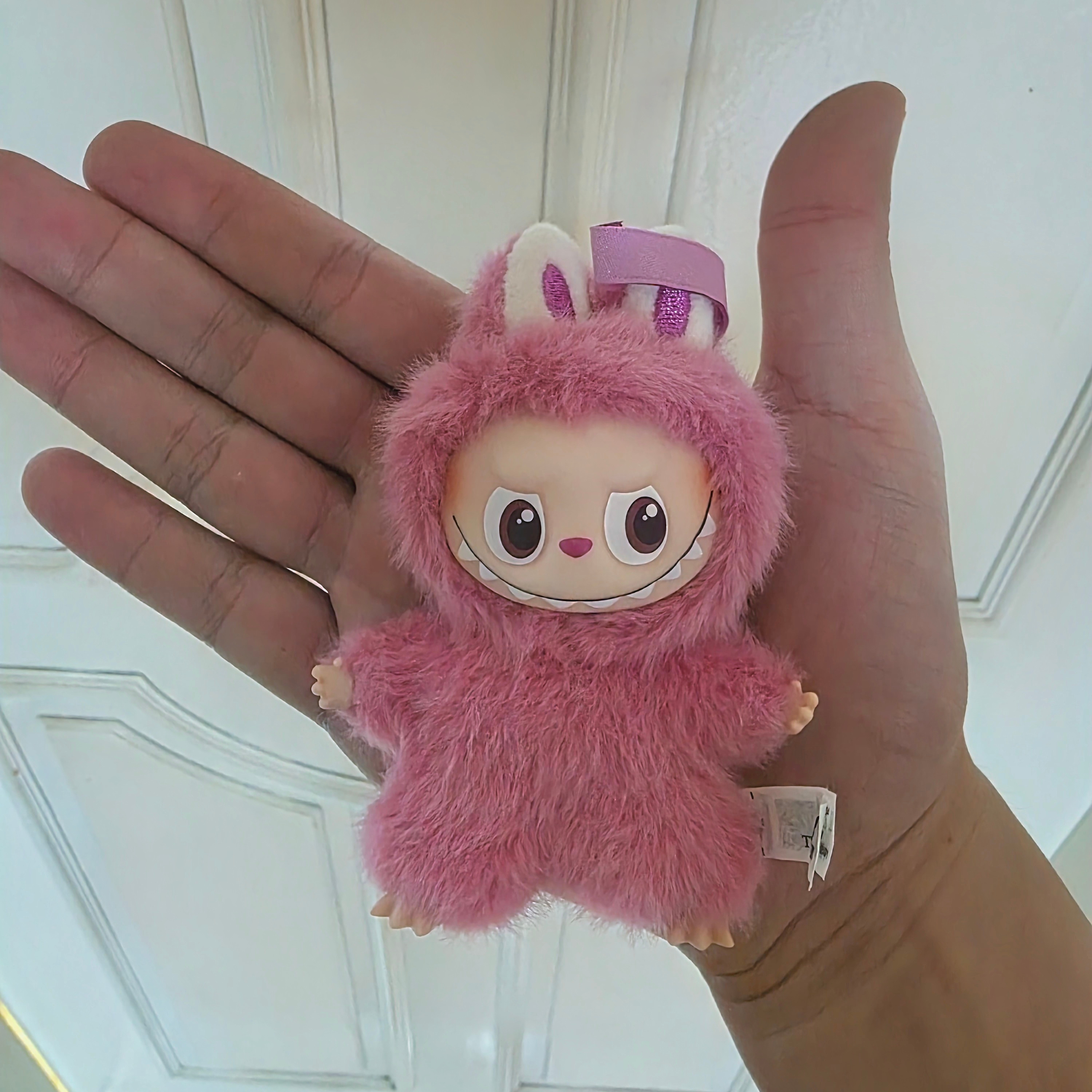 Pop Mart Labubu The Monsters Pin For Love Series Vinyl Plush Pendant Sealed Case (N-Z) (1 Blind Box) 착용 스타일