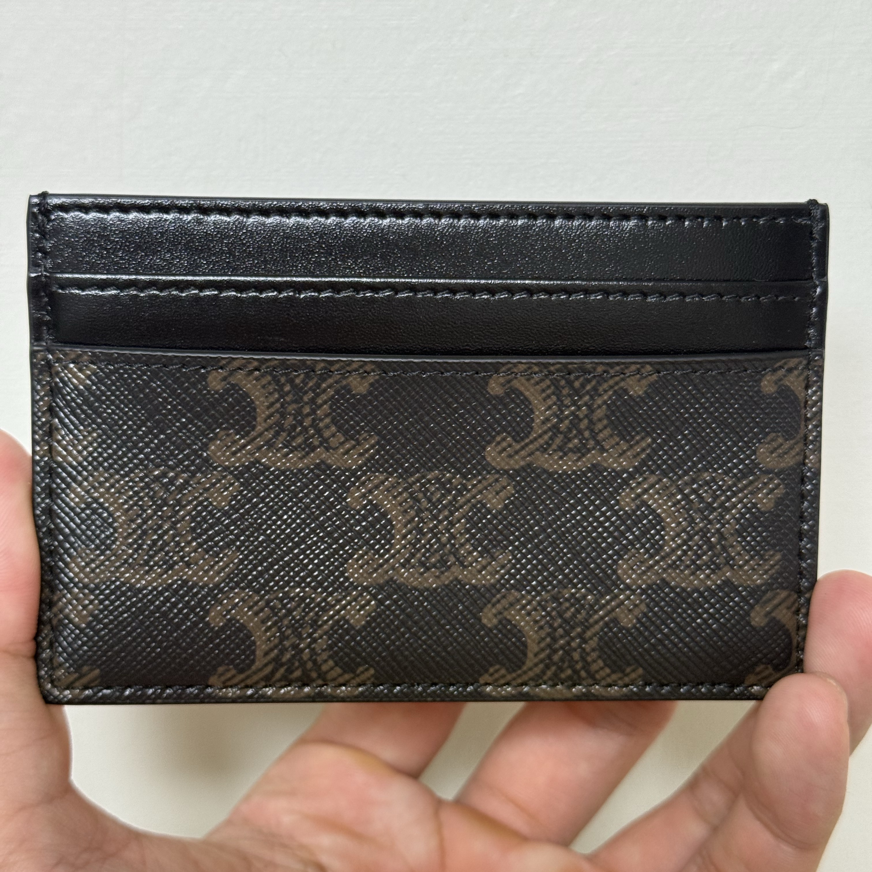 Celine Medium Card Holder in Triomphe Canvas and Calfskin Black 착용 스타일 - 3