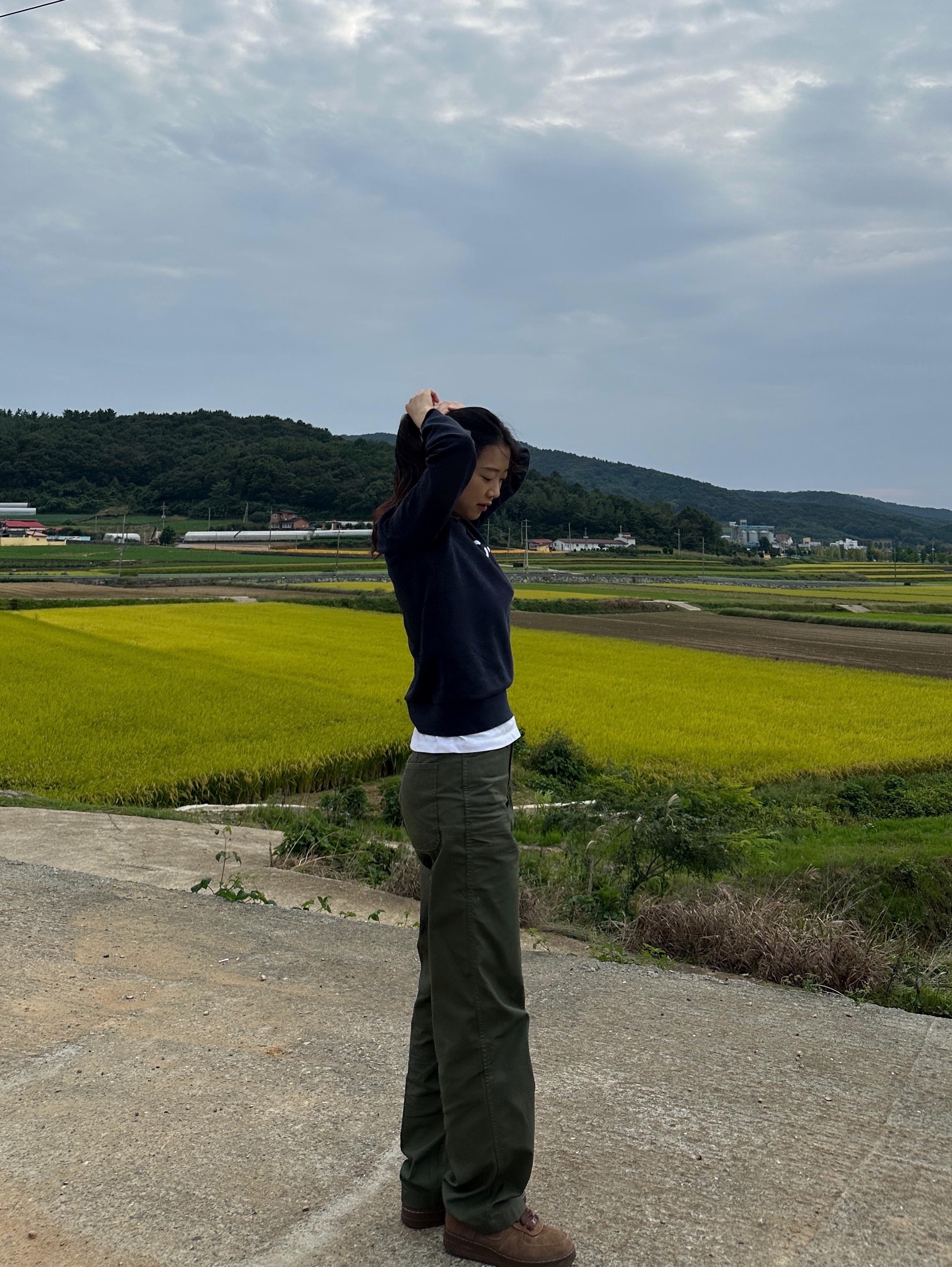 (W) A.P.C. VPC Viva Sweatshirt Dark Navy, (W) Nike Air Force 1 '07 Cacao Wow 착용 스타일 - 2