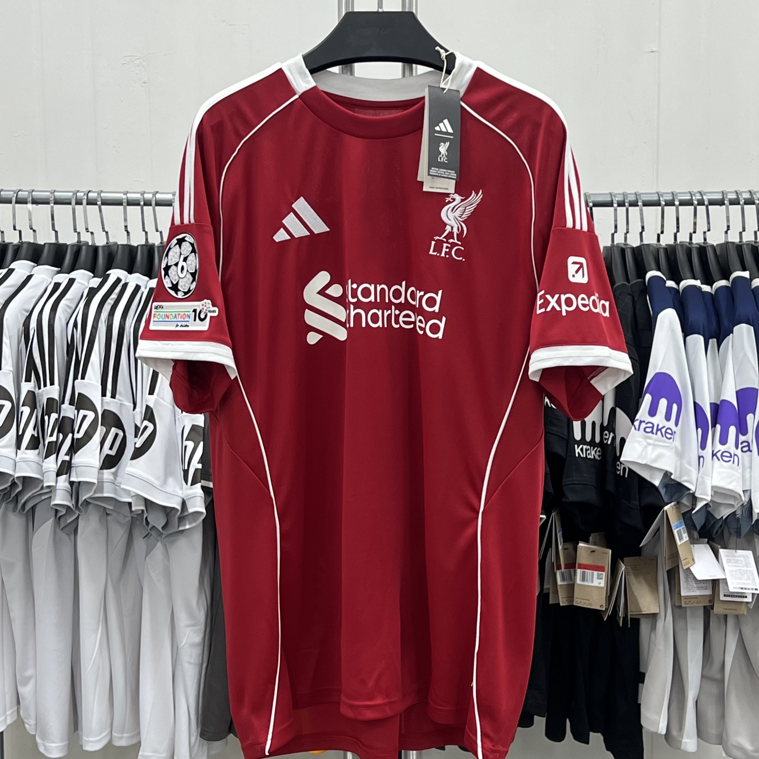 Adidas Liverpool FC 2025/26 Home Jersey Strawberry Red - KR Sizing (Non Marking Ver.), Adidas Liverpool FC 2025/26 Away Jersey Wonder White - KR Sizing (Non Marking Ver.) 착용 스타일 - 2