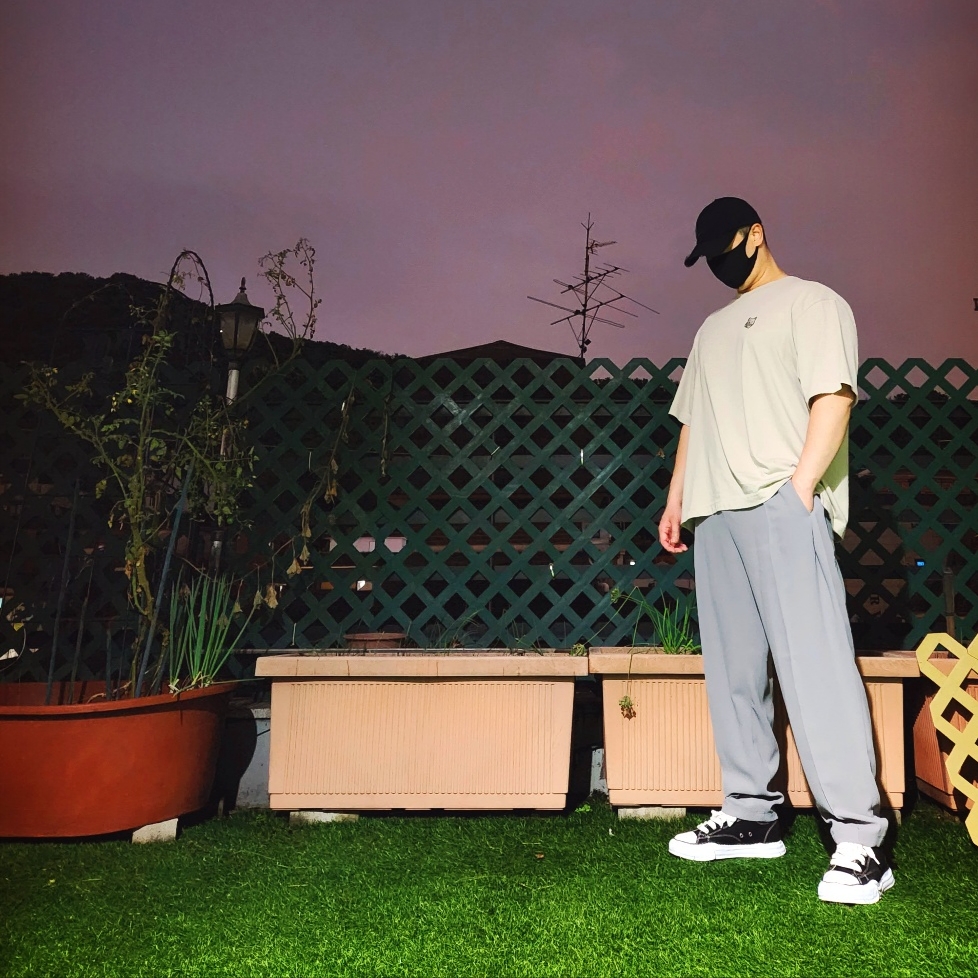 Maison Kitsune Bold Fox Head Patch Oversize T-Shirt Truffle, Maison Mihara Yasuhiro Peterson OG Sole Canvas Low Sneakers Black 착용 스타일 - 1
