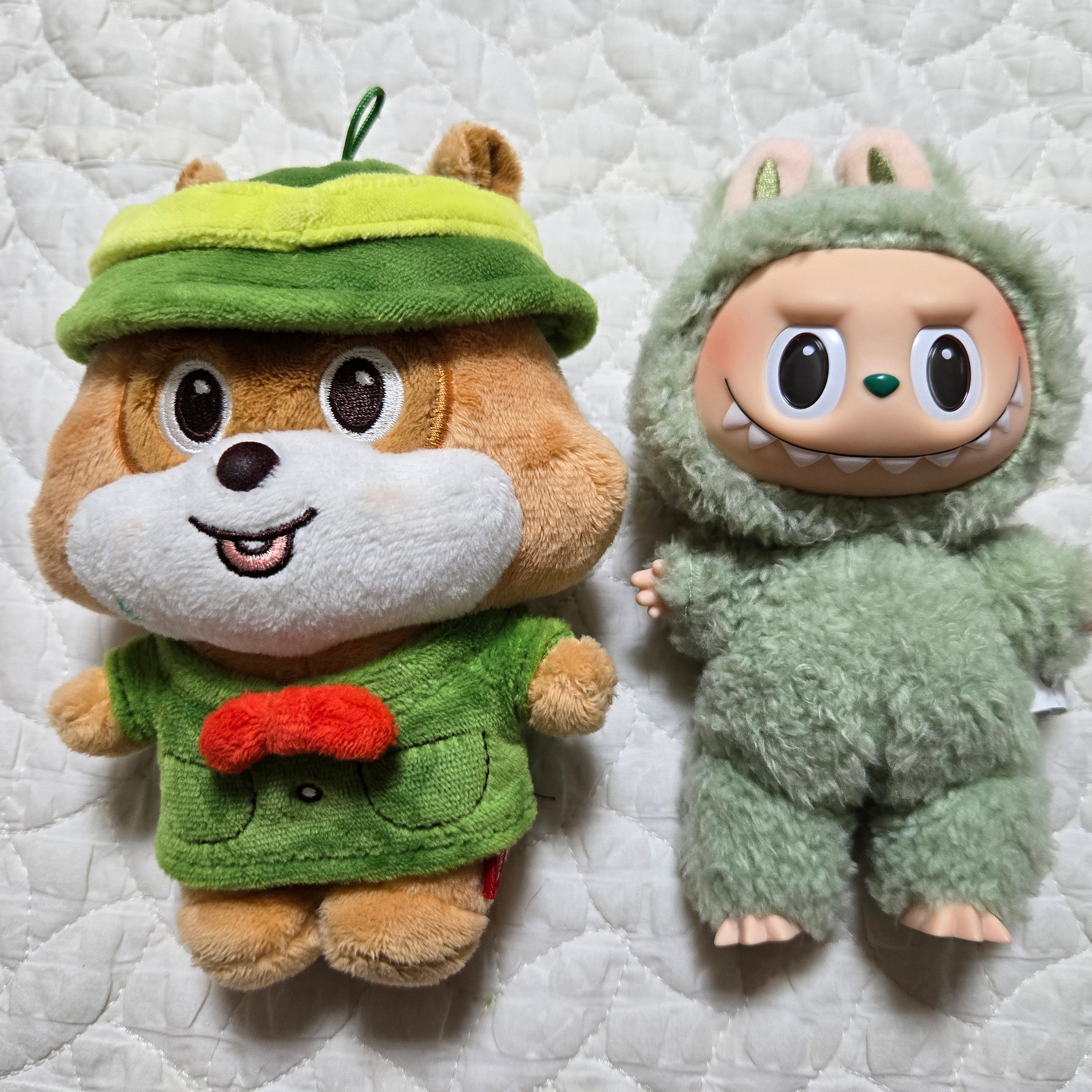 Pop Mart Labubu The Monsters Labubu Tasty Macarons Series Green Grape Keyring (Opened Case) 착용 스타일 - 1